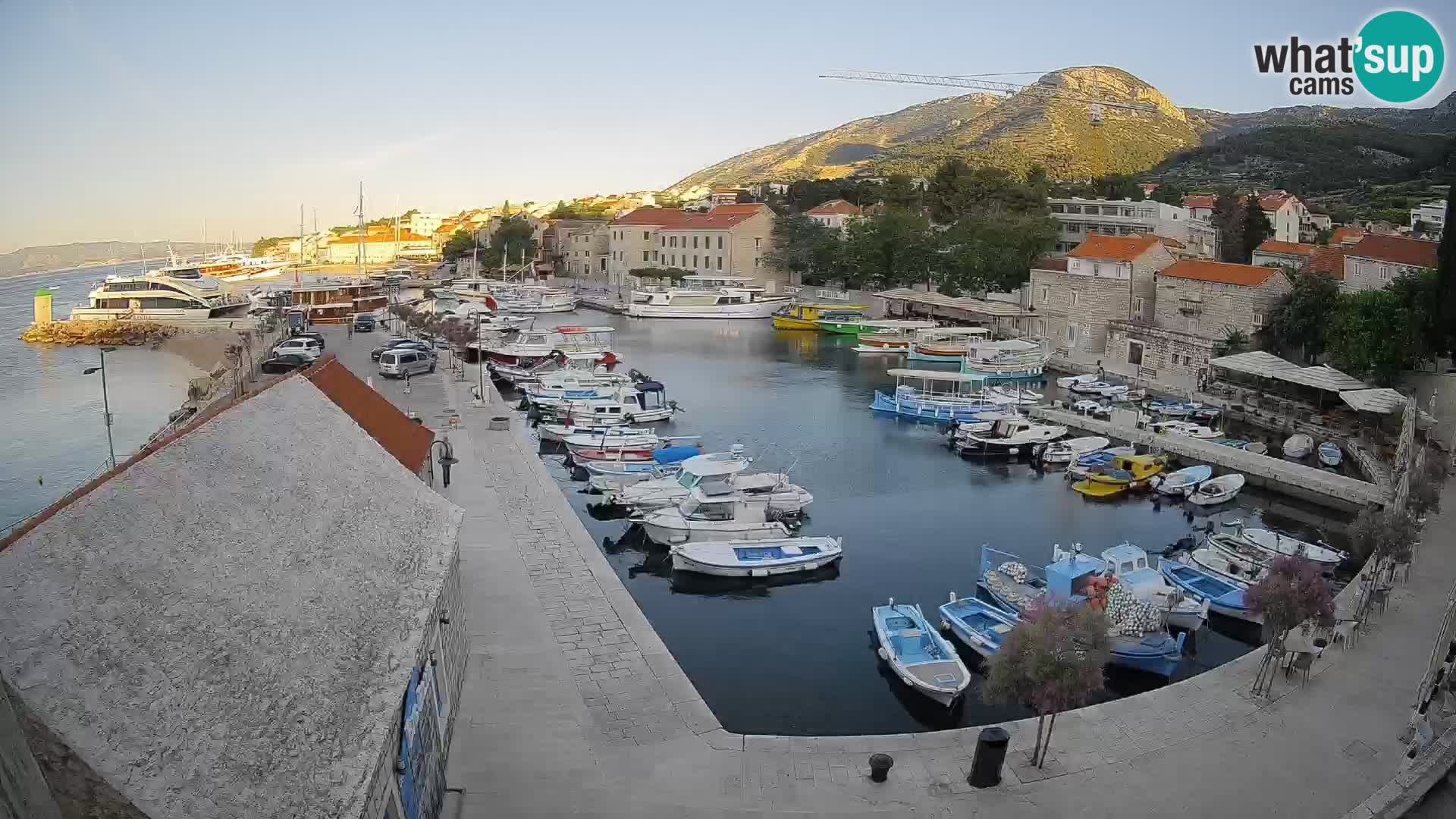 Spletna kamera Bol pristanišče – Pogled v živo na Rivo in marino