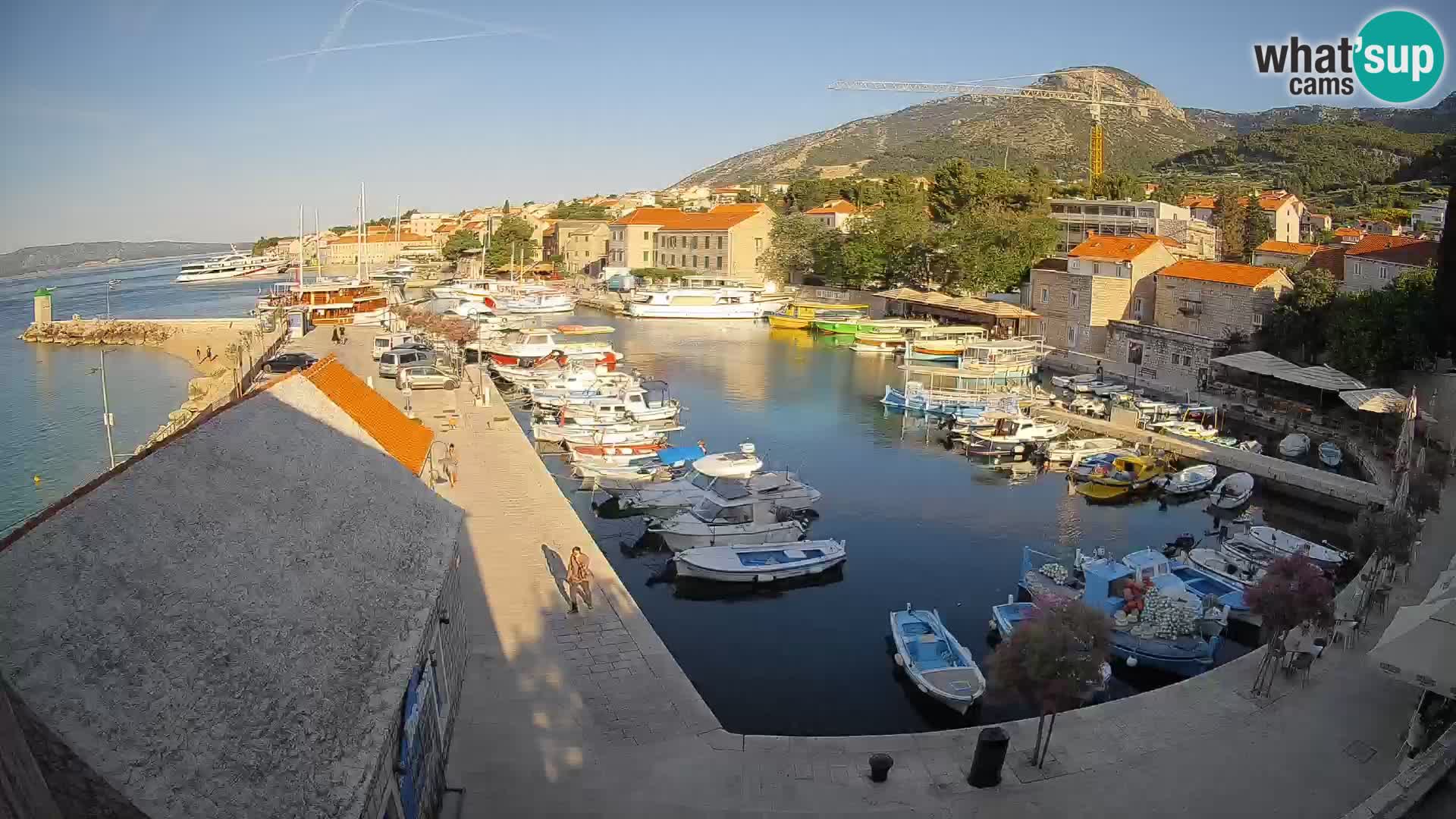 Web kamera Bol Riva – Pogled uživo na luku i marinu