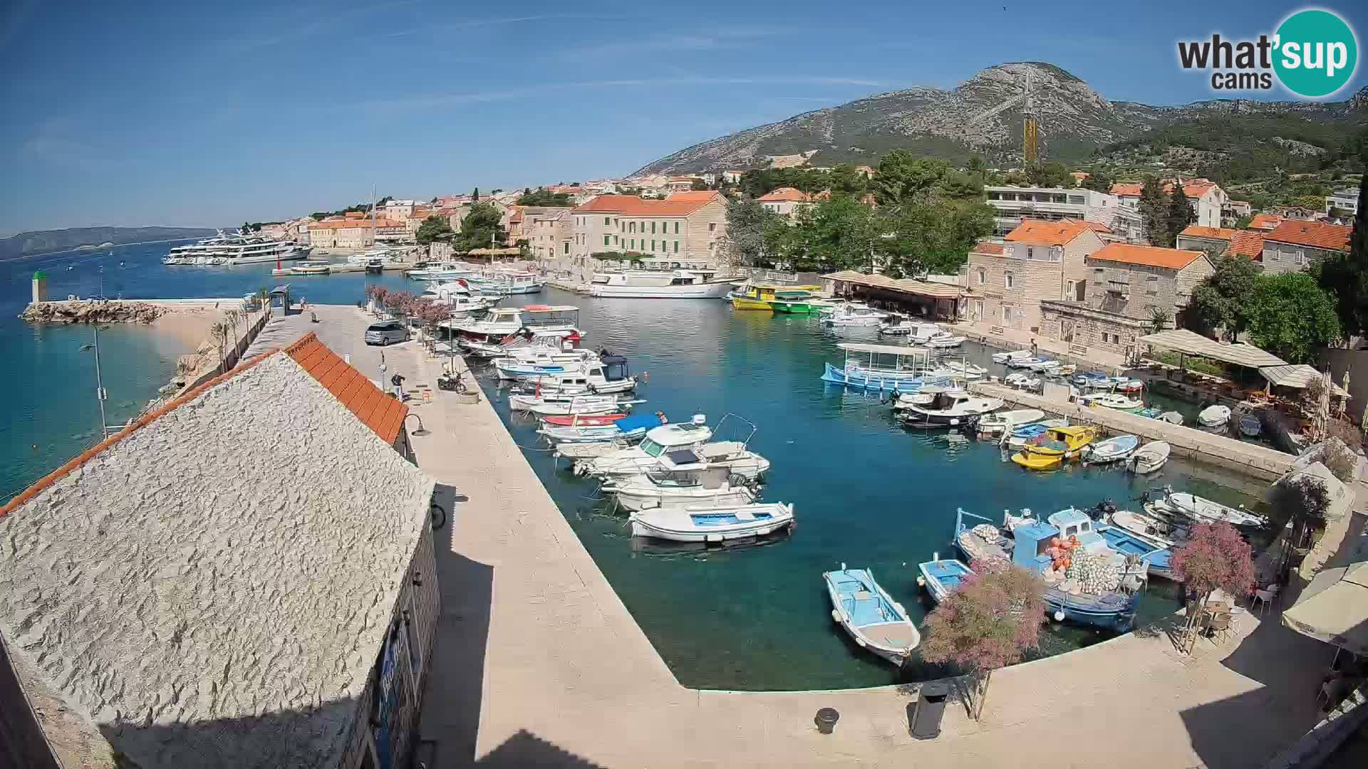 Spletna kamera Bol pristanišče – Pogled v živo na Rivo in marino
