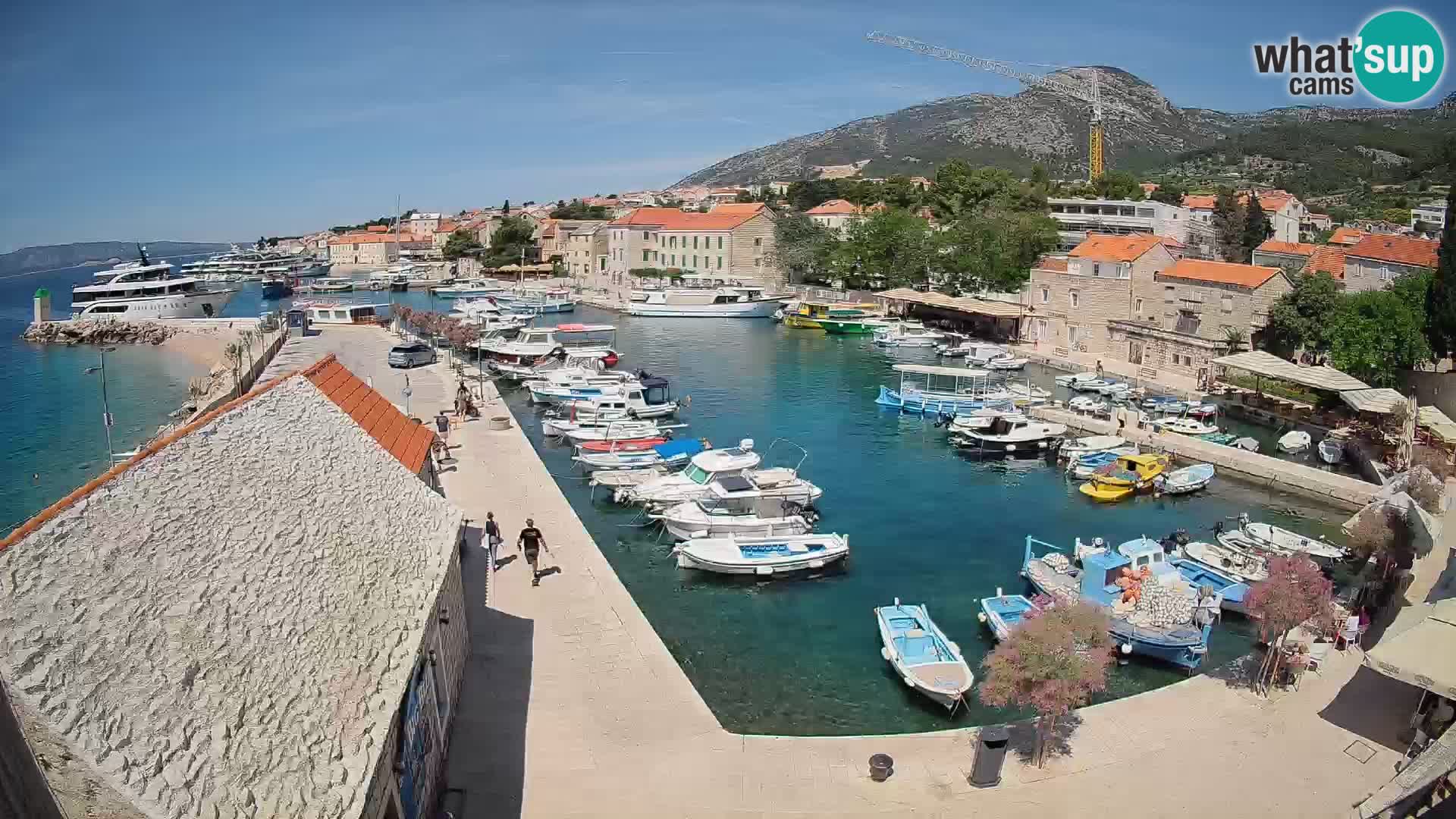 Web kamera Bol Riva – Pogled uživo na luku i marinu