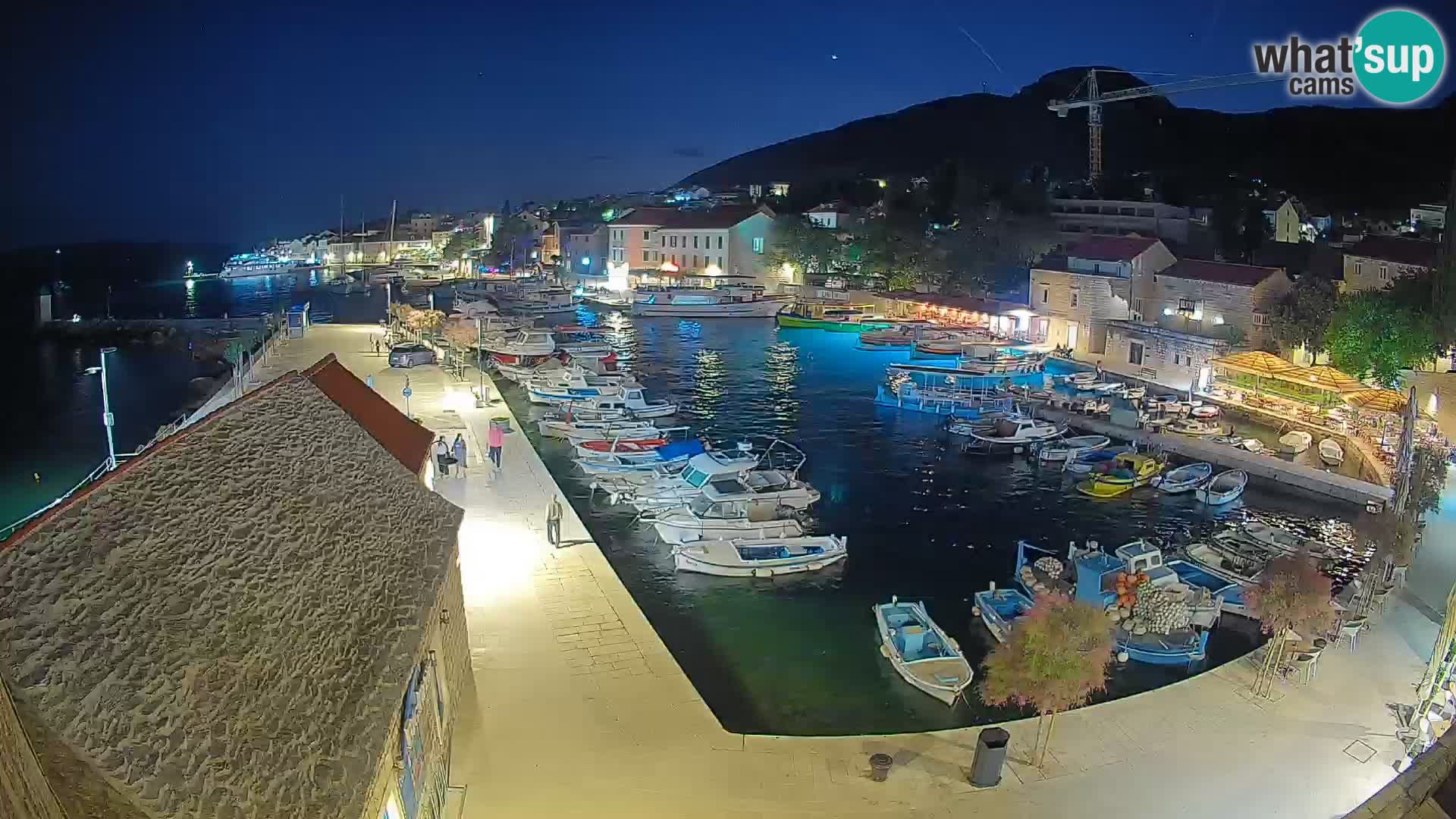 Spletna kamera Bol pristanišče – Pogled v živo na Rivo in marino