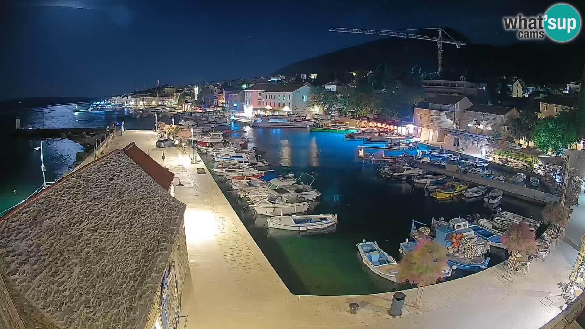 Spletna kamera Bol pristanišče – Pogled v živo na Rivo in marino
