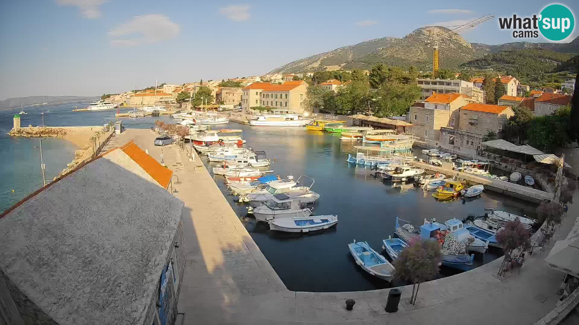 Web kamera Bol Riva – Pogled uživo na luku i marinu