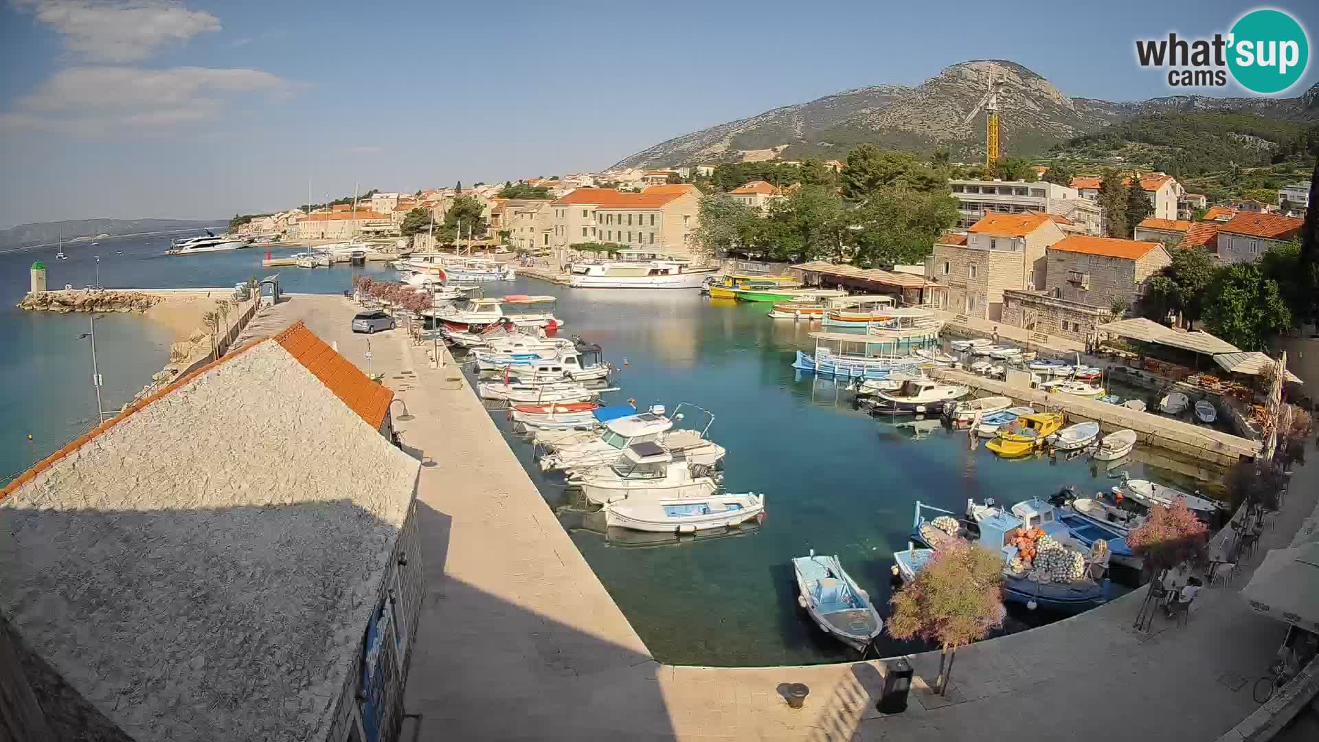 Spletna kamera Bol pristanišče – Pogled v živo na Rivo in marino