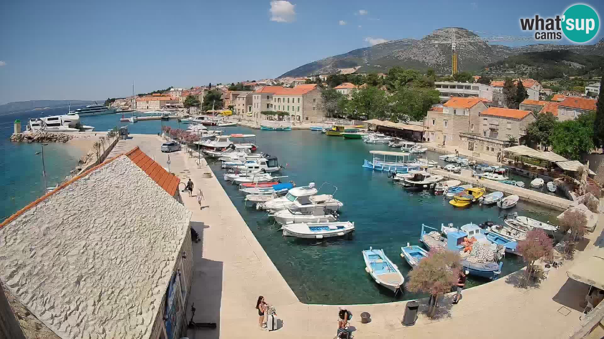 Web kamera Bol Riva – Pogled uživo na luku i marinu