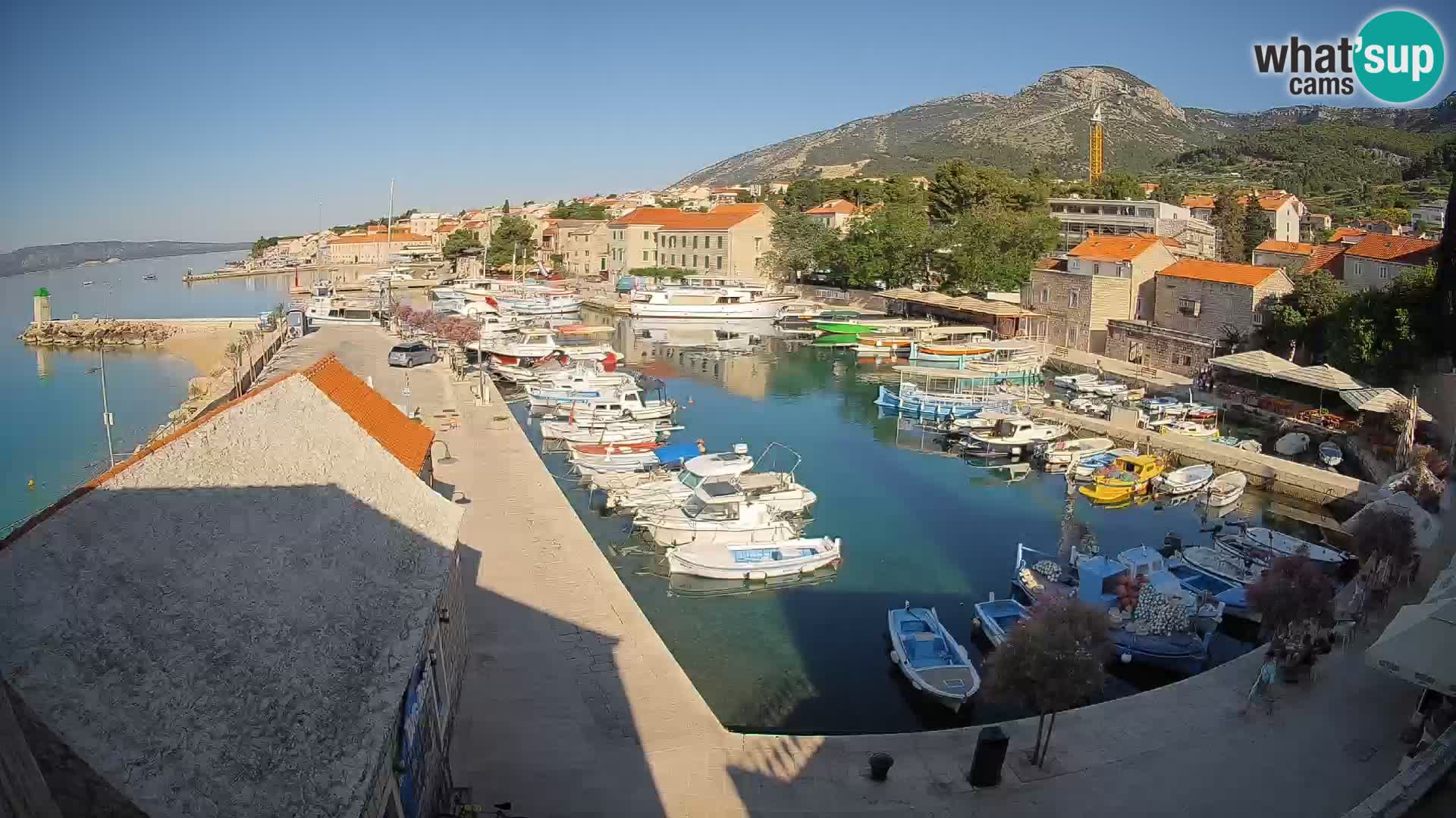 Web kamera Bol Riva – Pogled uživo na luku i marinu