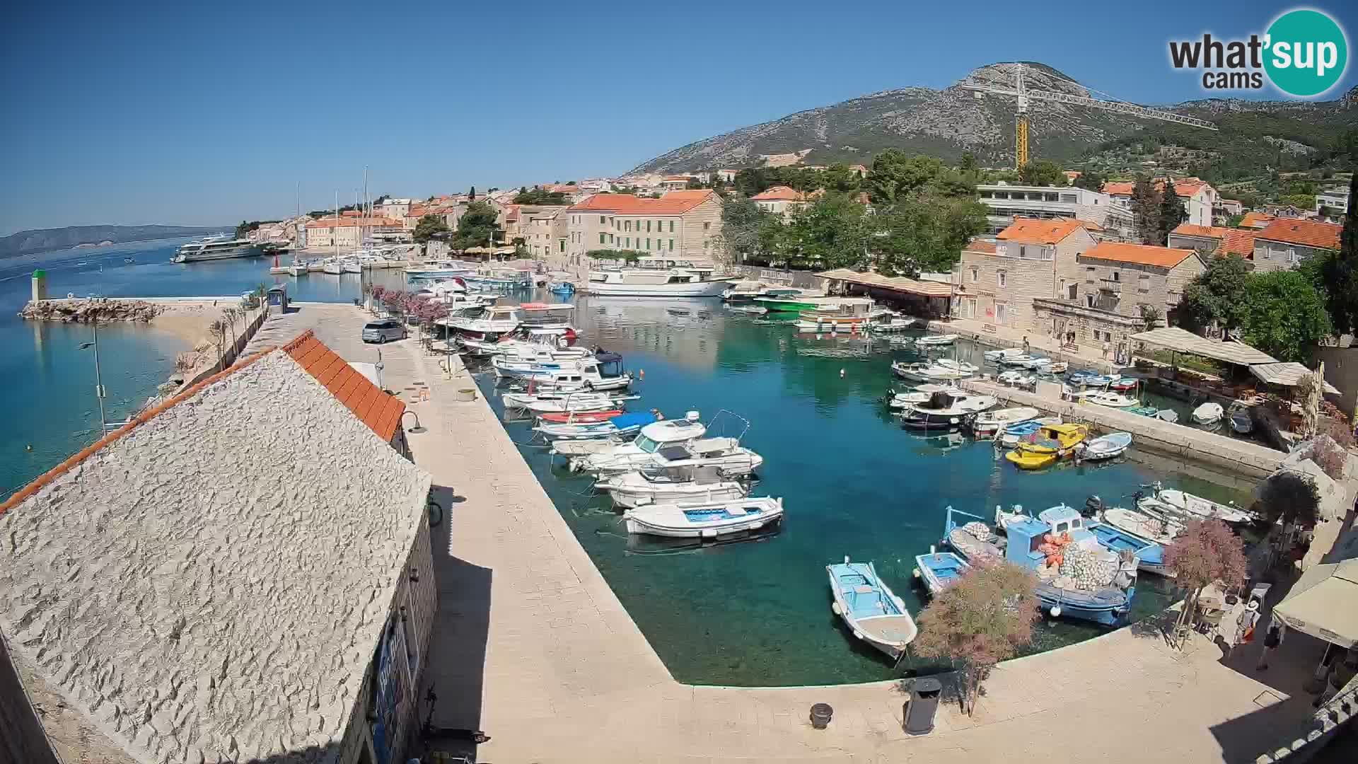 Web kamera Bol Riva – Pogled uživo na luku i marinu