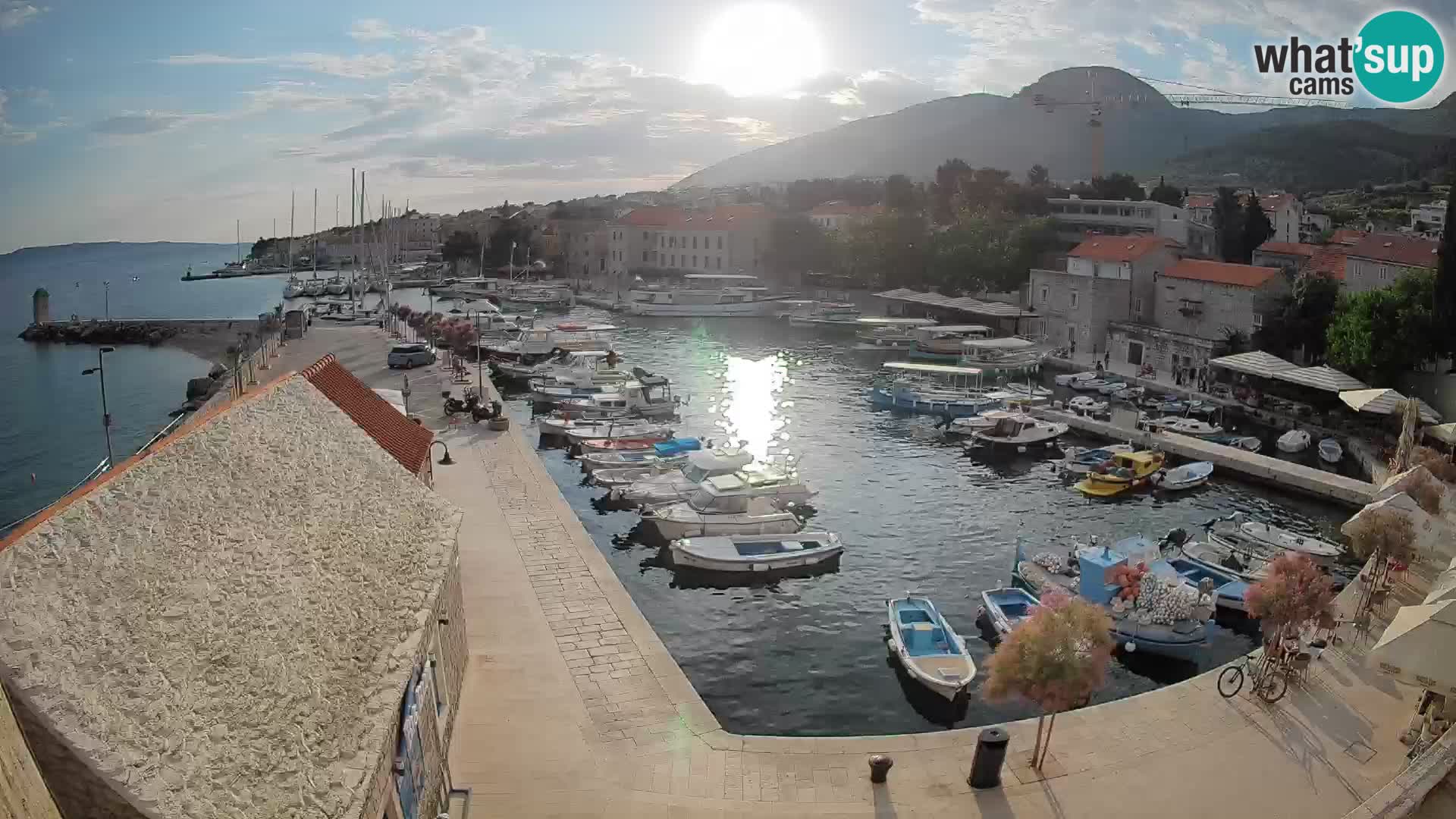 Spletna kamera Bol pristanišče – Pogled v živo na Rivo in marino