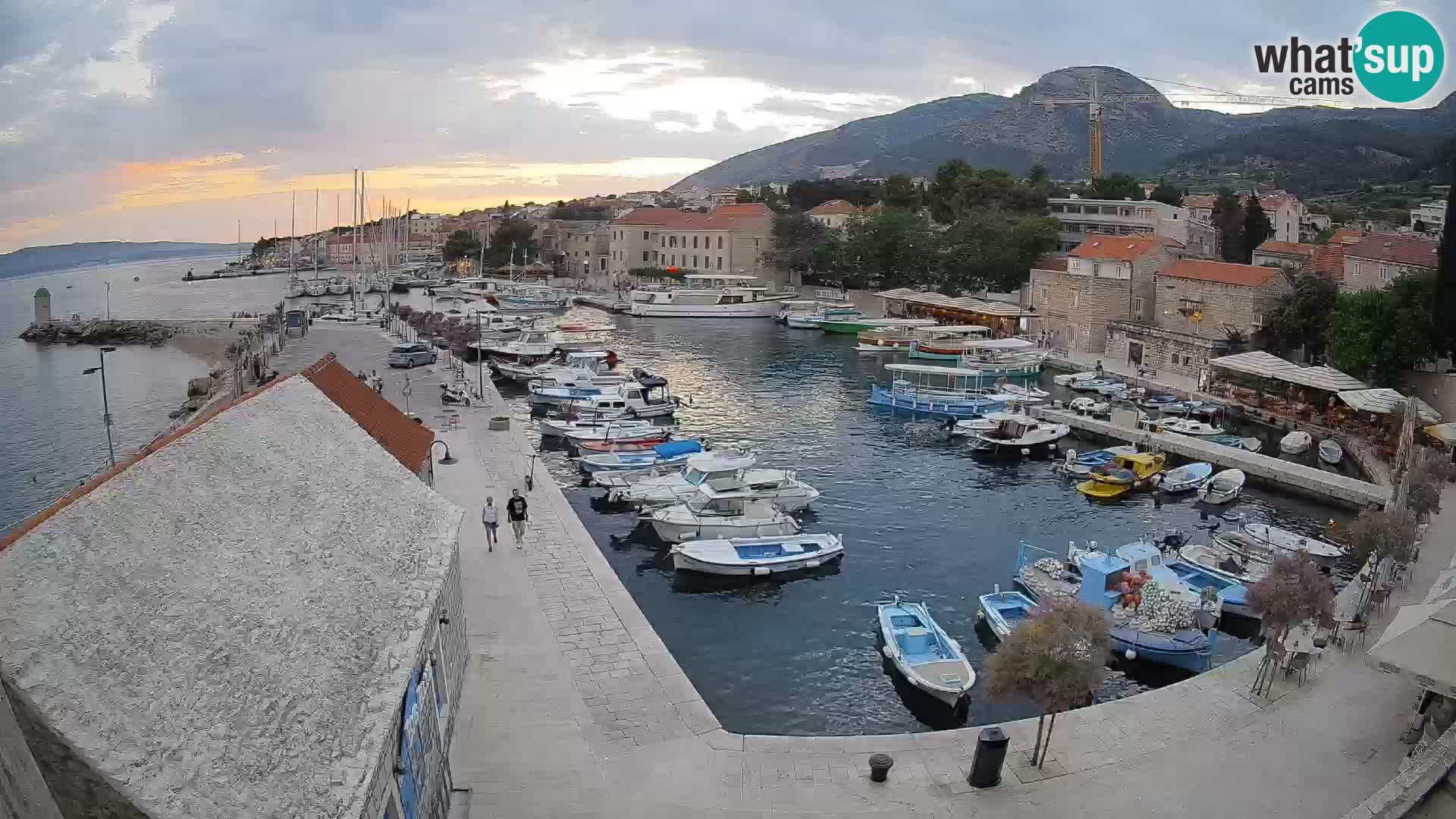 Spletna kamera Bol pristanišče – Pogled v živo na Rivo in marino