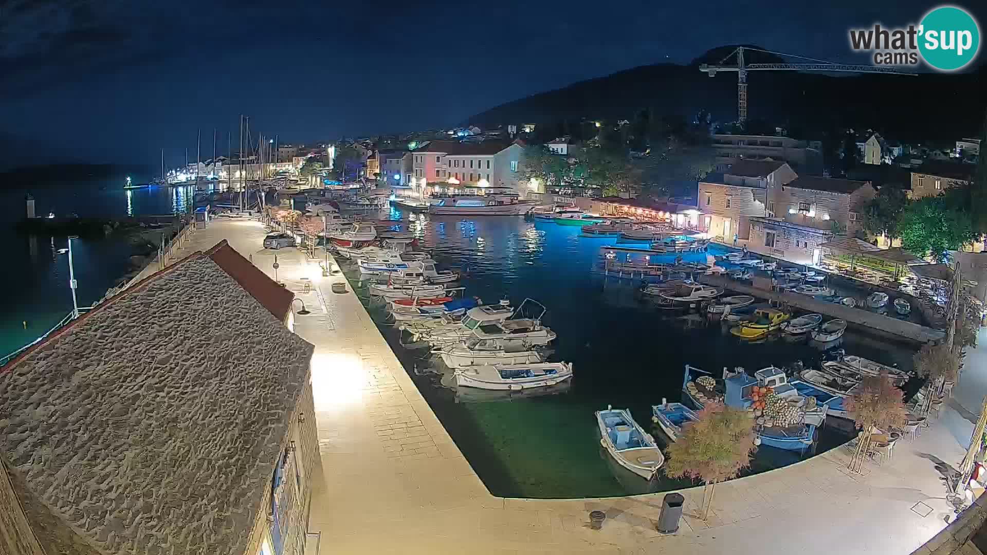Spletna kamera Bol pristanišče – Pogled v živo na Rivo in marino