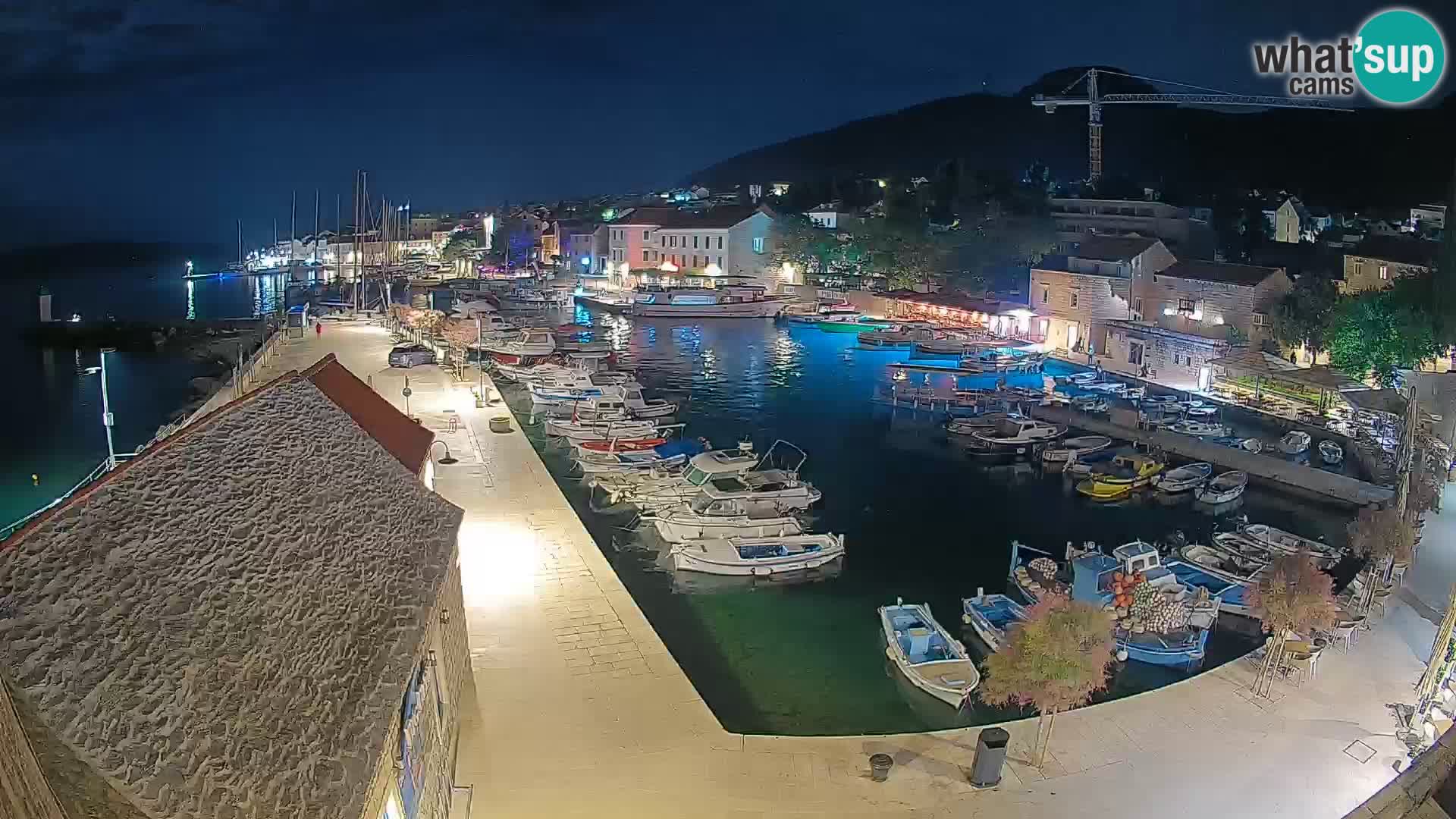 Spletna kamera Bol pristanišče – Pogled v živo na Rivo in marino