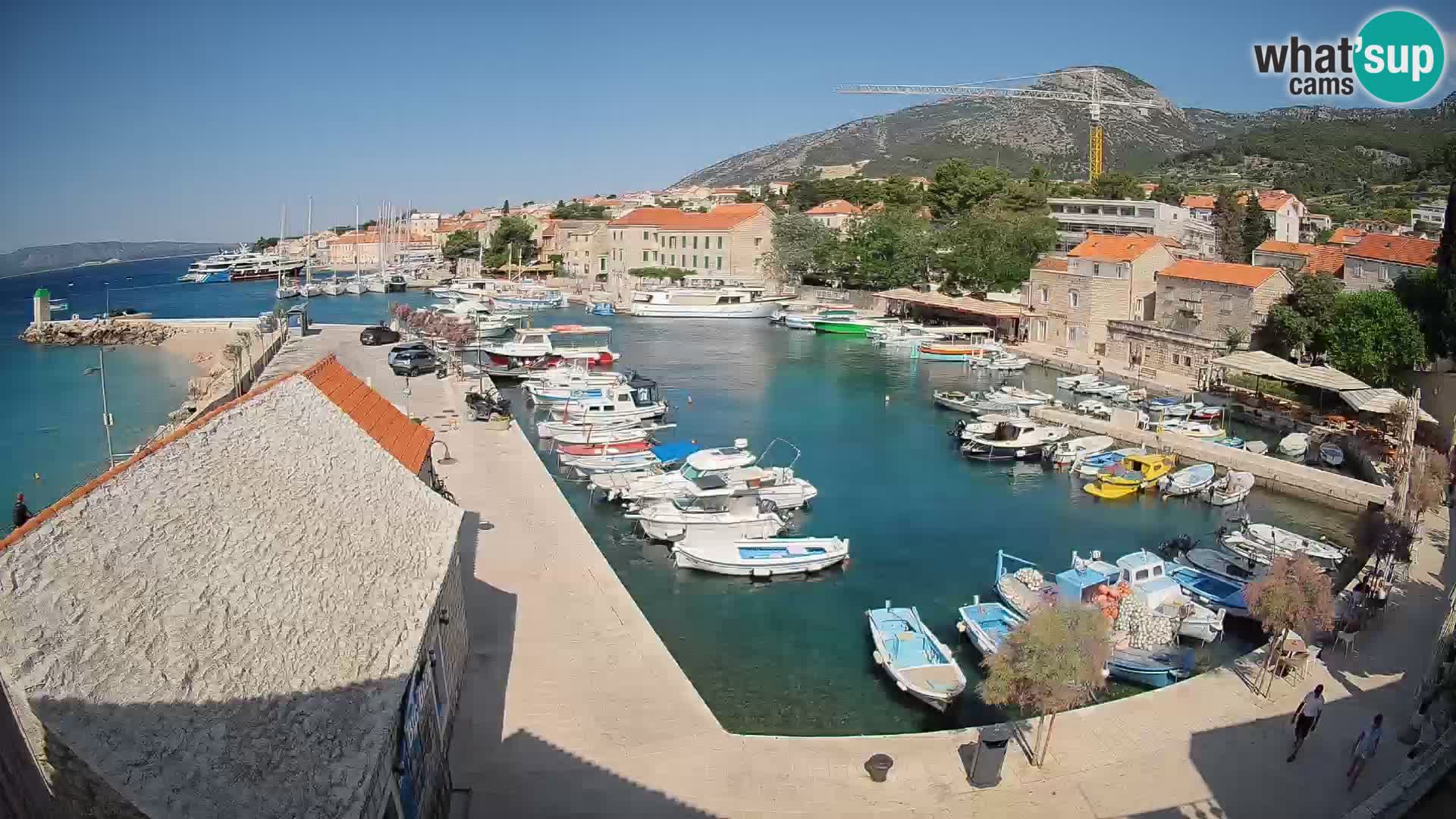 Spletna kamera Bol pristanišče – Pogled v živo na Rivo in marino