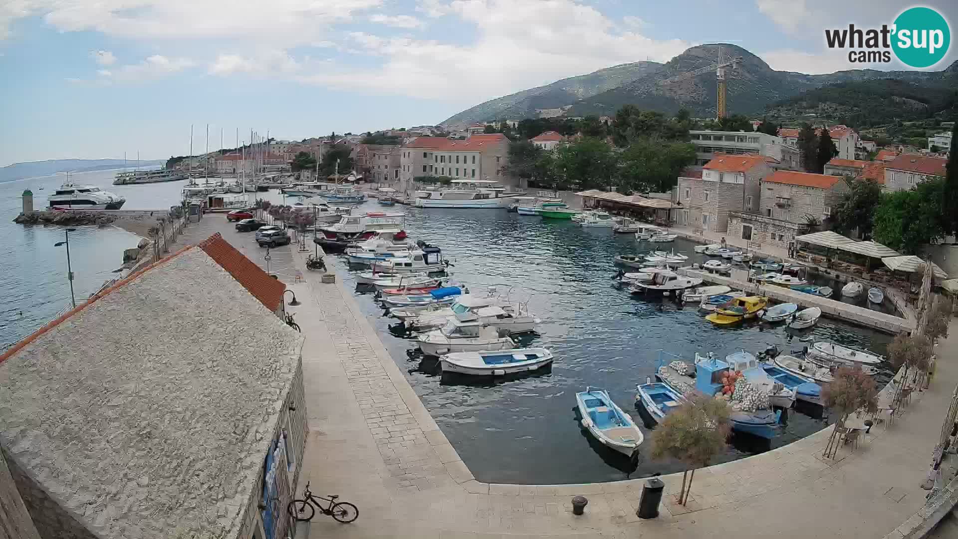 Spletna kamera Bol pristanišče – Pogled v živo na Rivo in marino