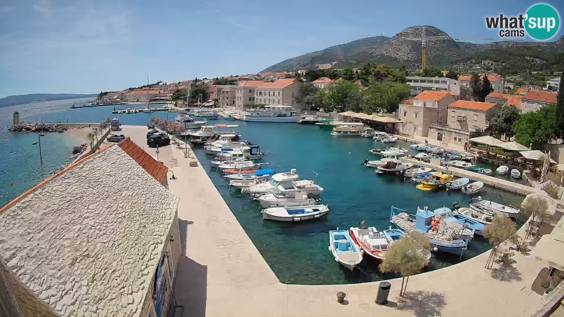 Web kamera Bol Riva – Pogled uživo na luku i marinu