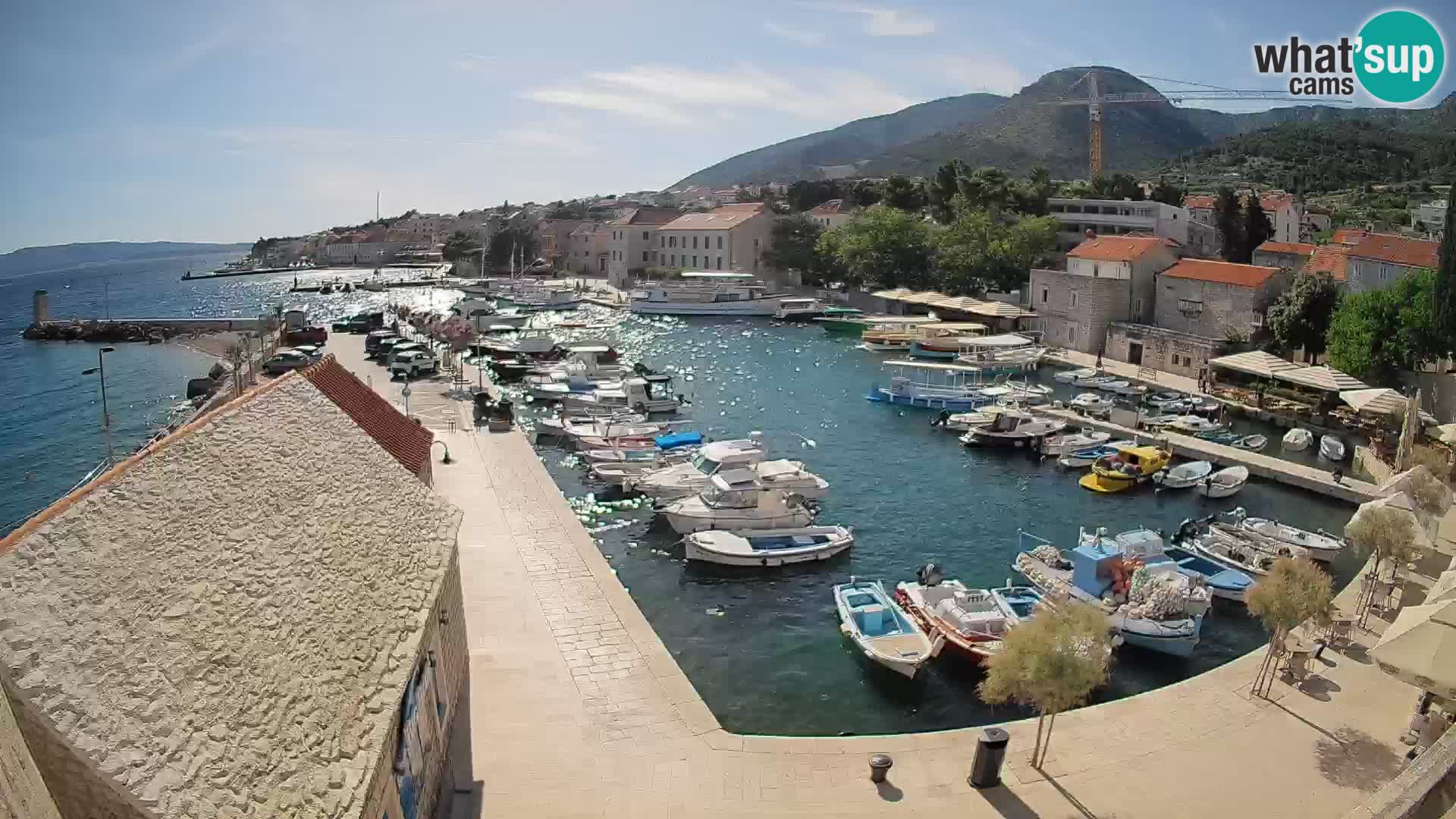 Spletna kamera Bol pristanišče – Pogled v živo na Rivo in marino