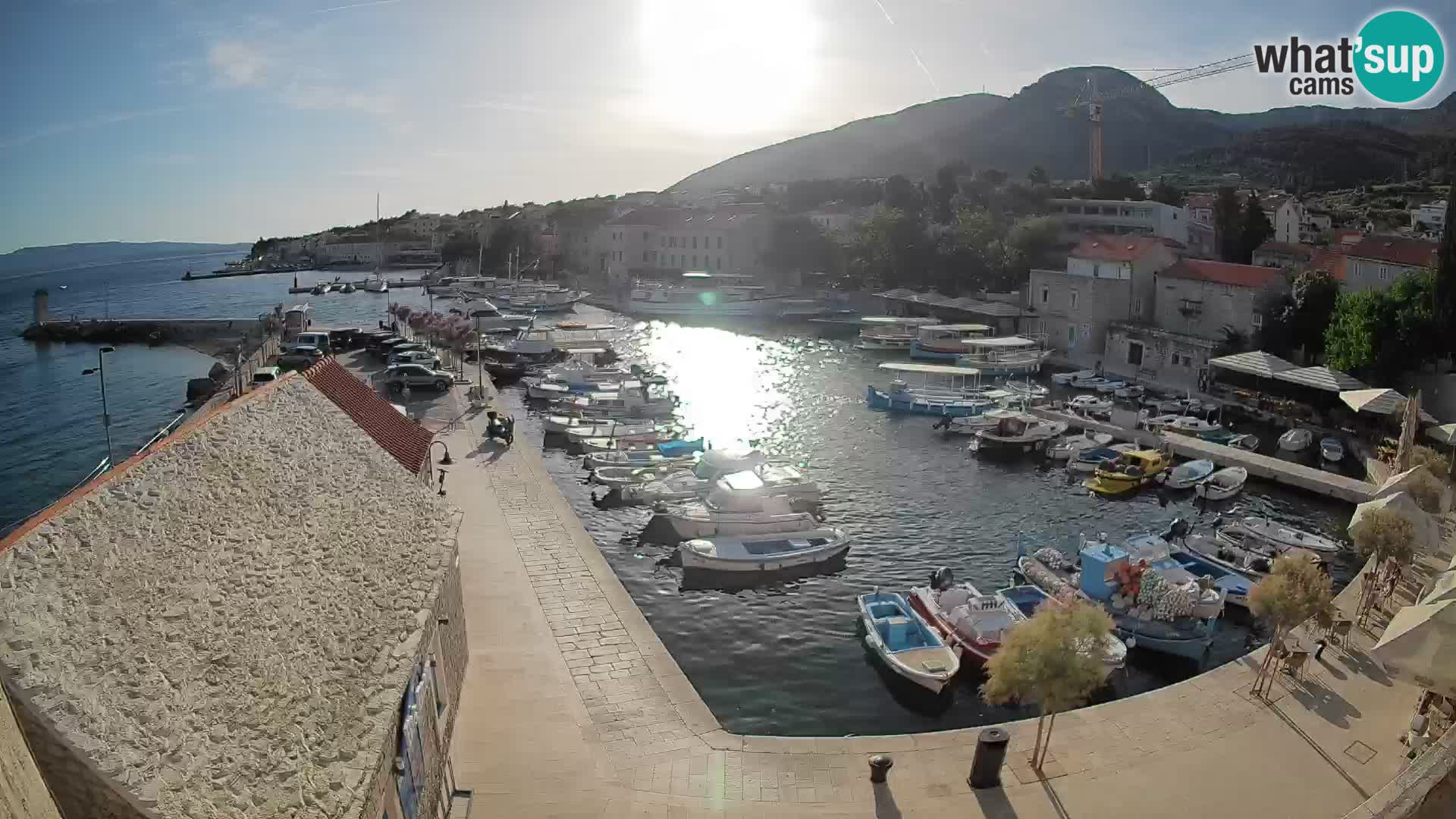 Web kamera Bol Riva – Pogled uživo na luku i marinu