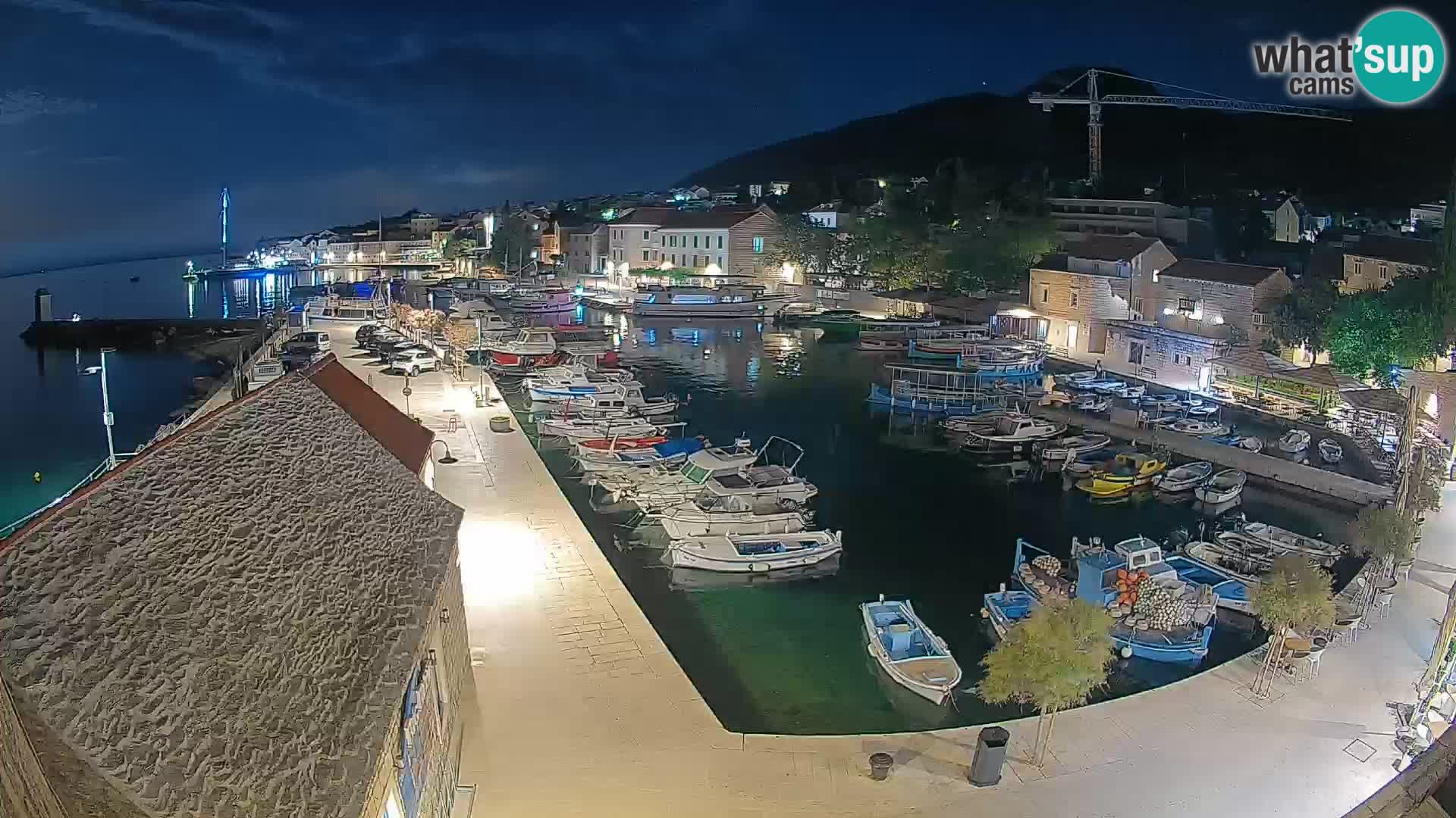Spletna kamera Bol pristanišče – Pogled v živo na Rivo in marino