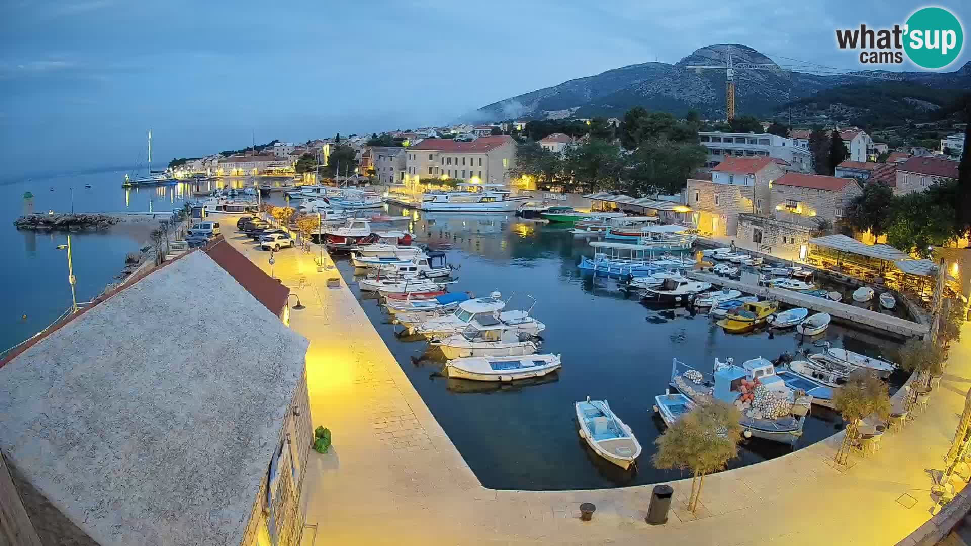 Spletna kamera Bol pristanišče – Pogled v živo na Rivo in marino