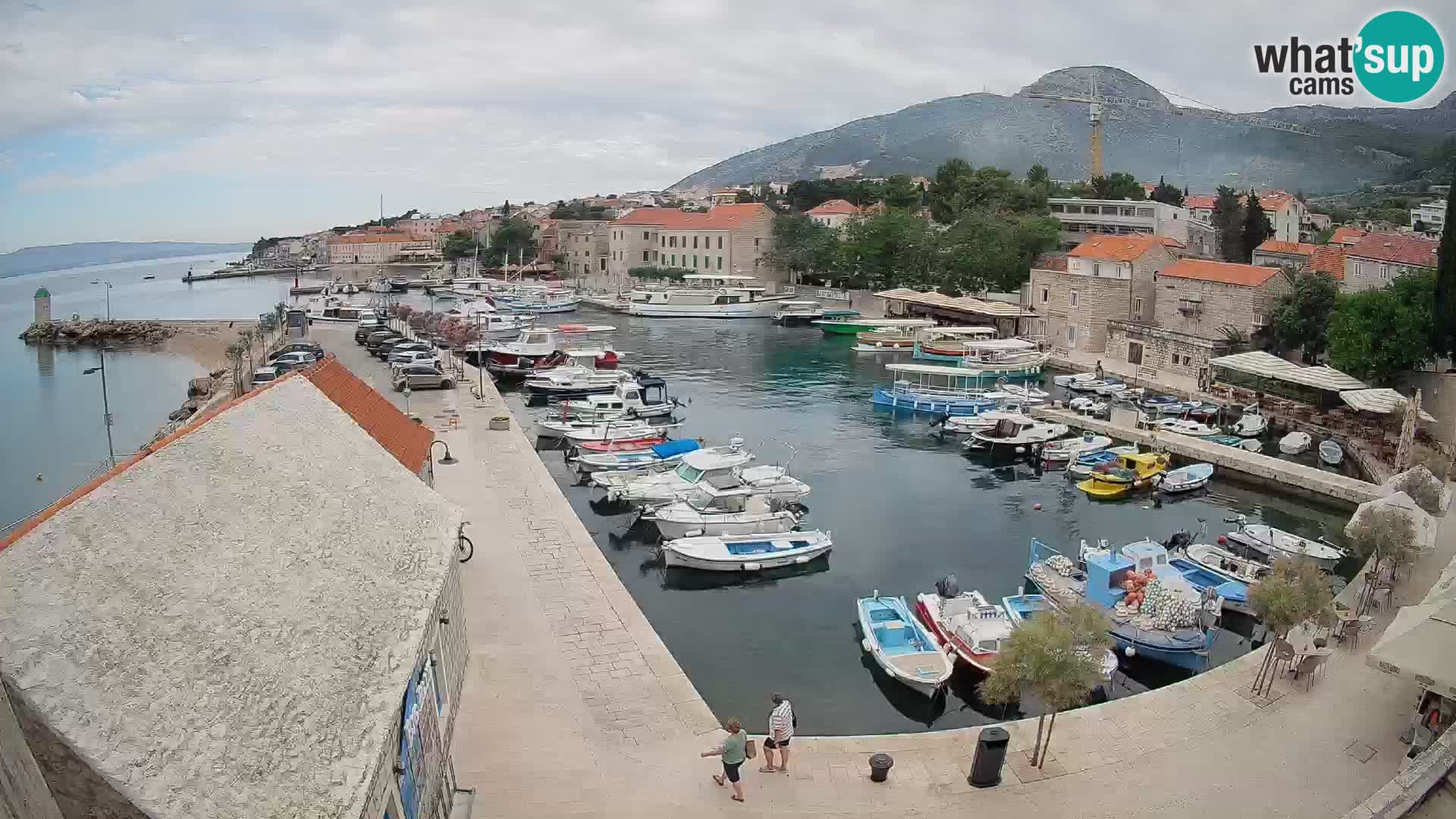 Spletna kamera Bol pristanišče – Pogled v živo na Rivo in marino