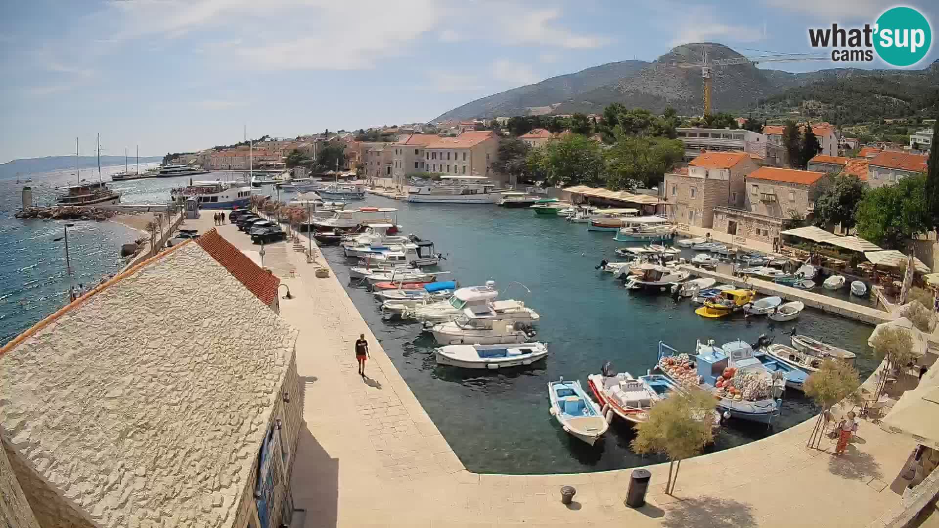 Spletna kamera Bol pristanišče – Pogled v živo na Rivo in marino