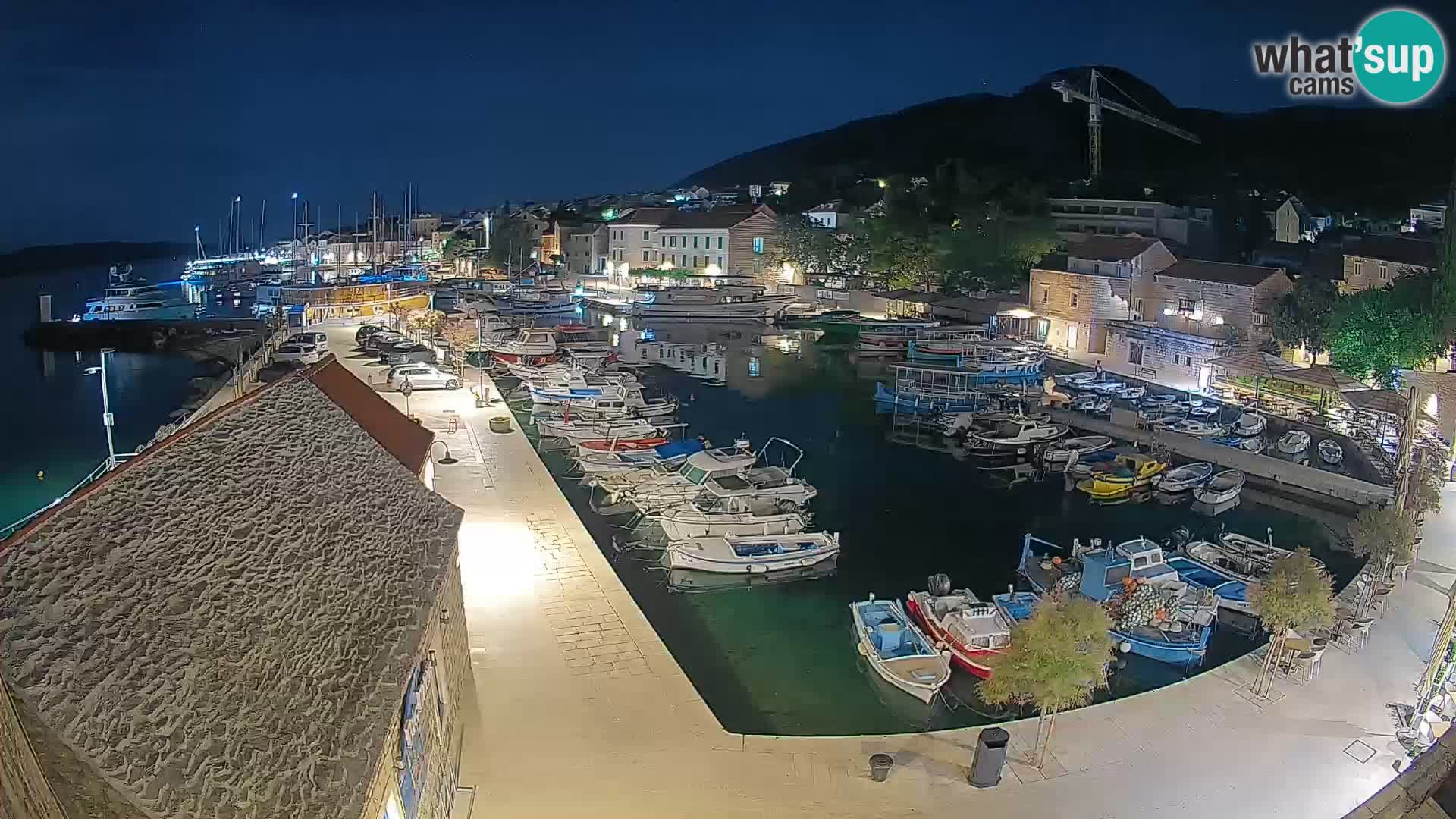 Spletna kamera Bol pristanišče – Pogled v živo na Rivo in marino