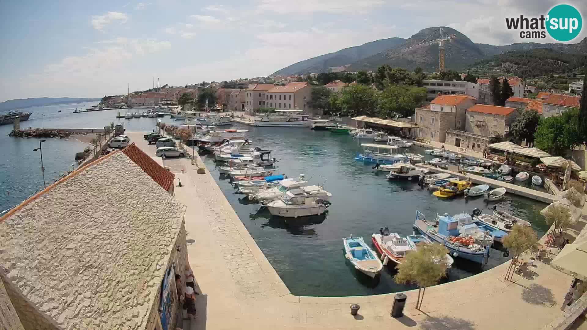 Web kamera Bol Riva – Pogled uživo na luku i marinu