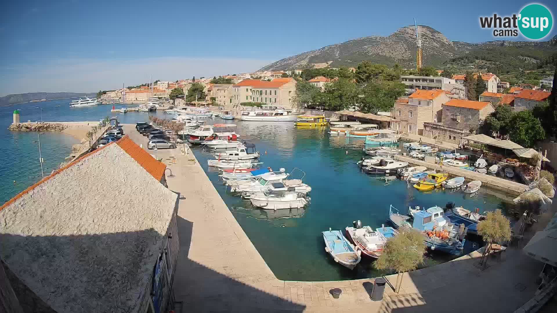 Web kamera Bol Riva – Pogled uživo na luku i marinu