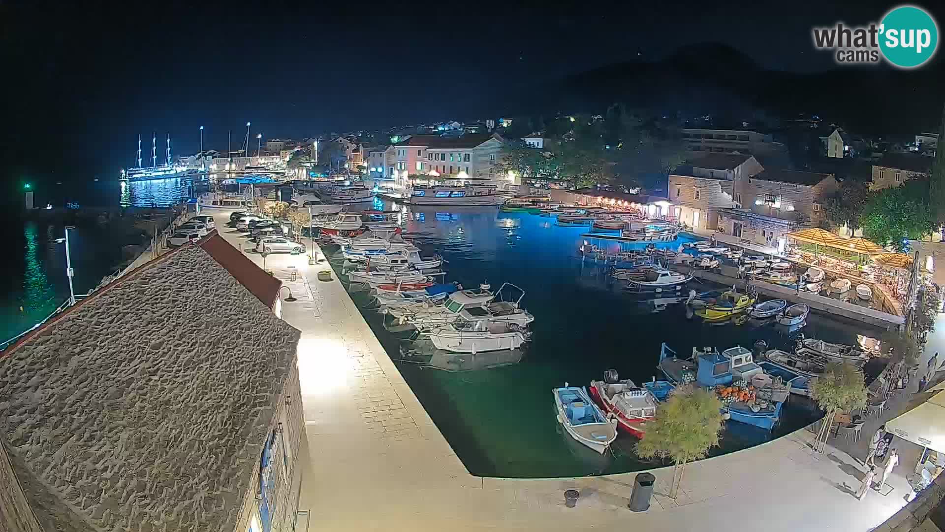 Web kamera Bol Riva – Pogled uživo na luku i marinu