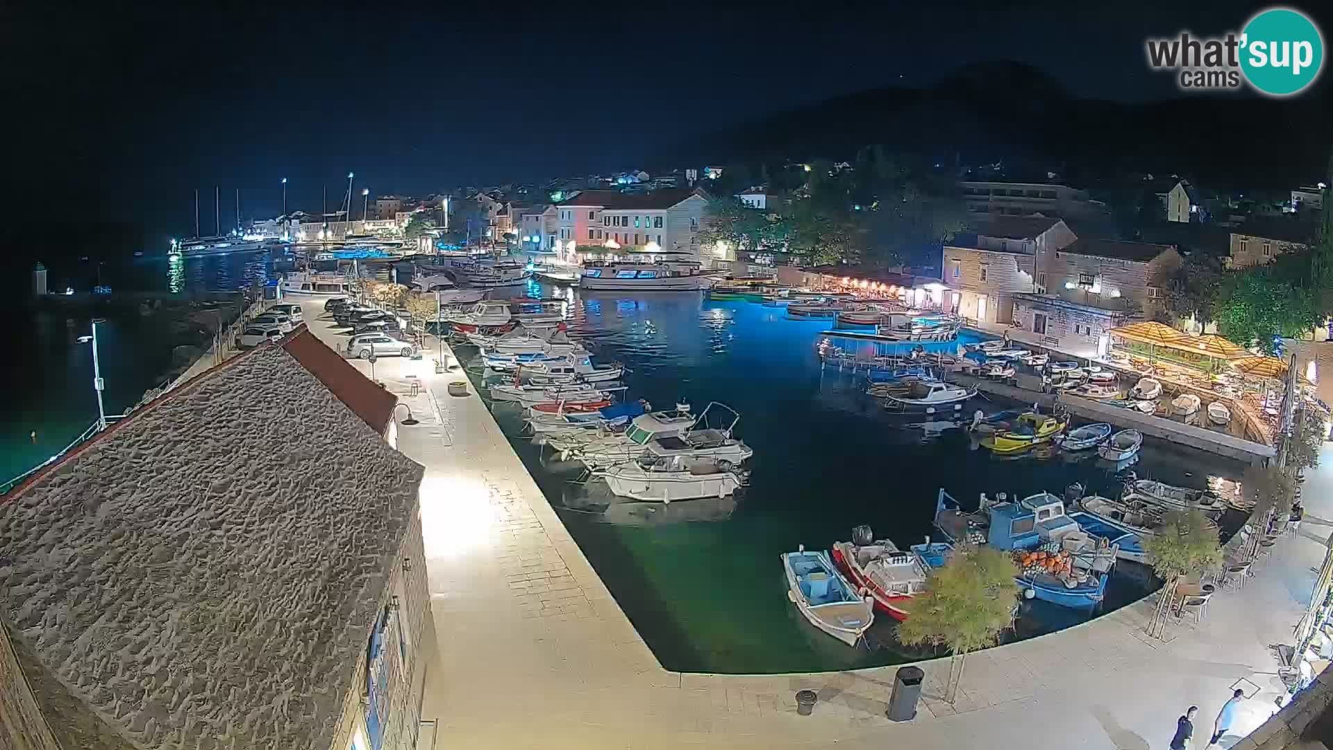 Web kamera Bol Riva – Pogled uživo na luku i marinu