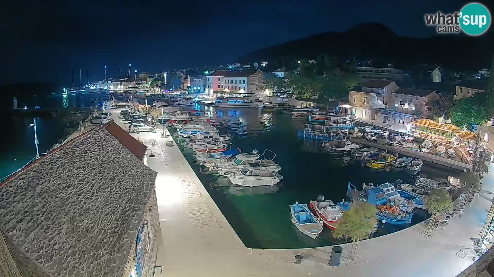 Web kamera Bol Riva – Pogled uživo na luku i marinu