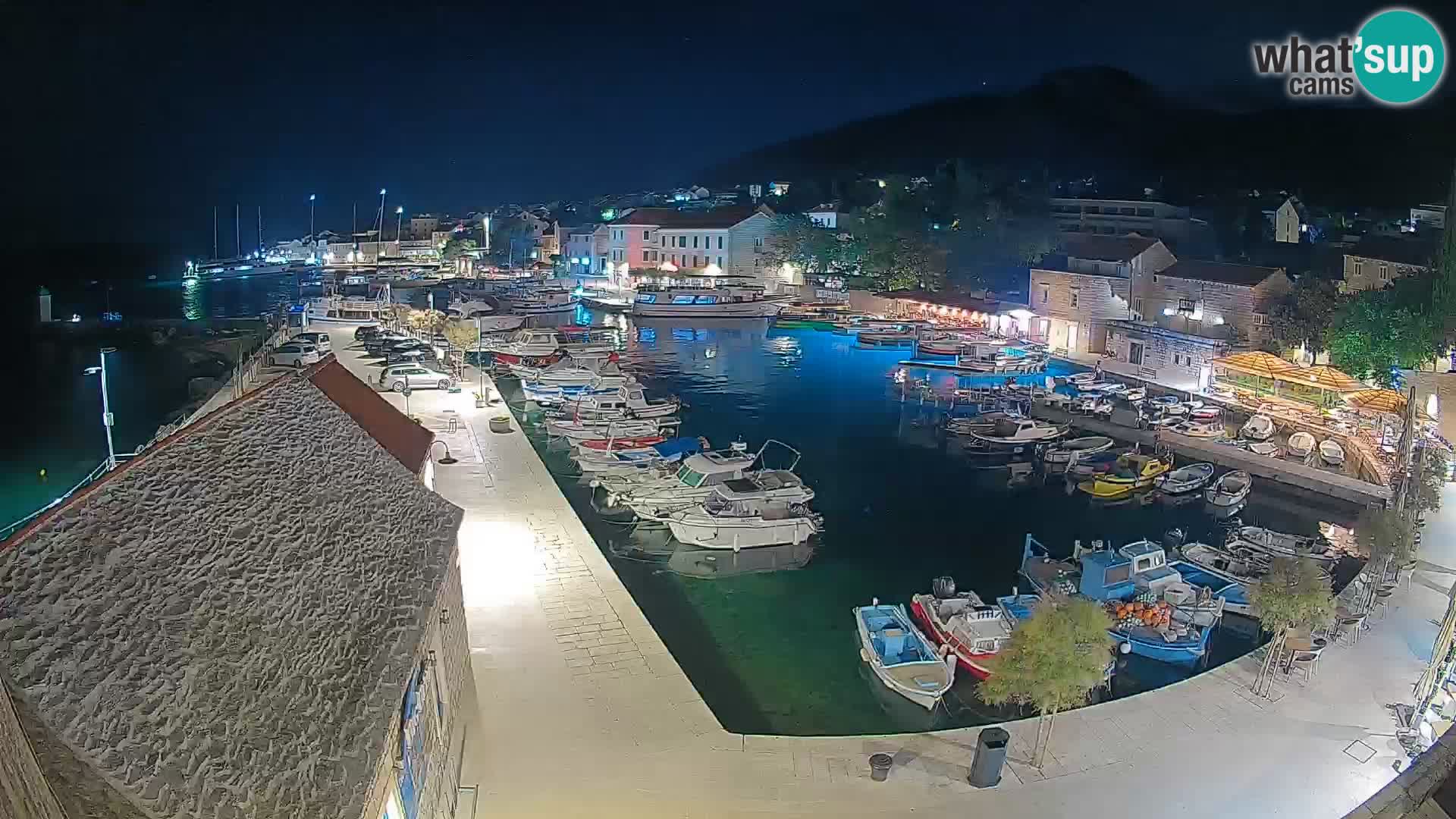 Web kamera Bol Riva – Pogled uživo na luku i marinu