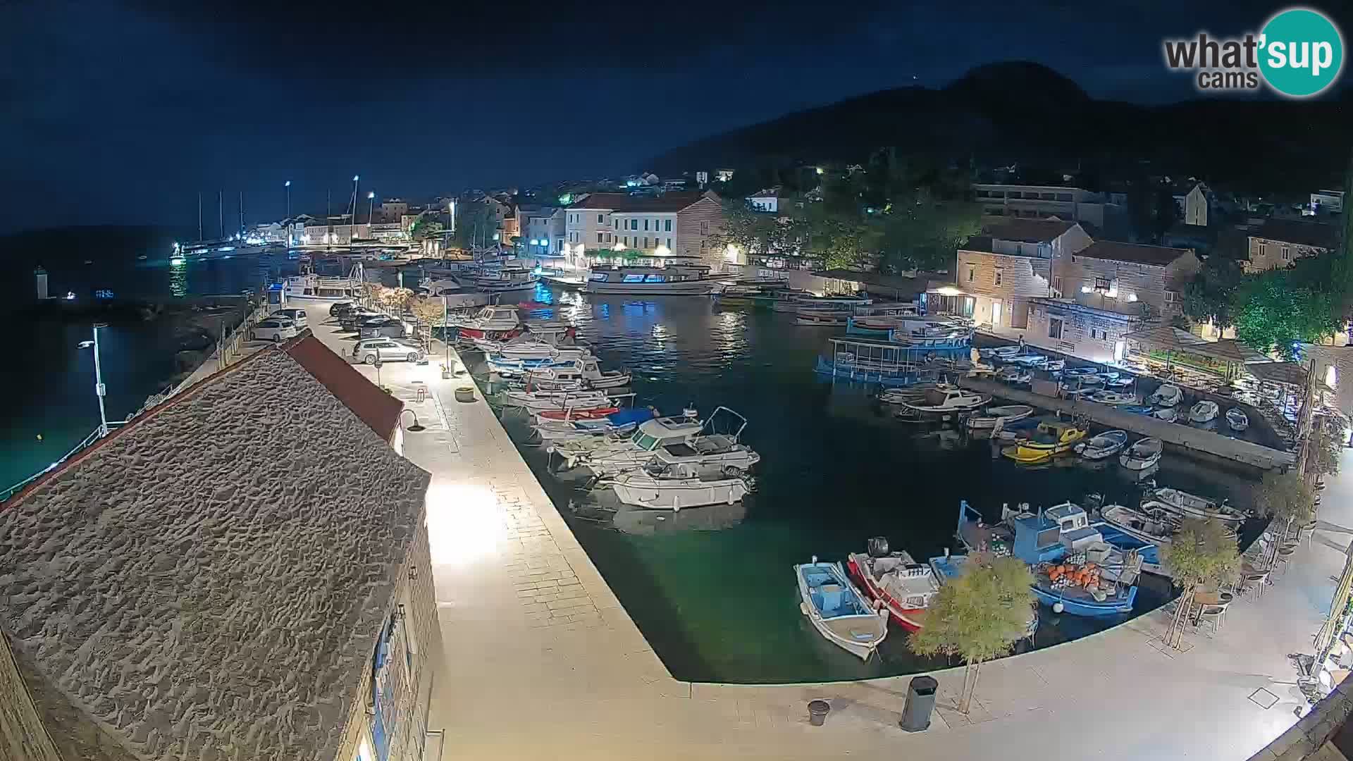 Spletna kamera Bol pristanišče – Pogled v živo na Rivo in marino