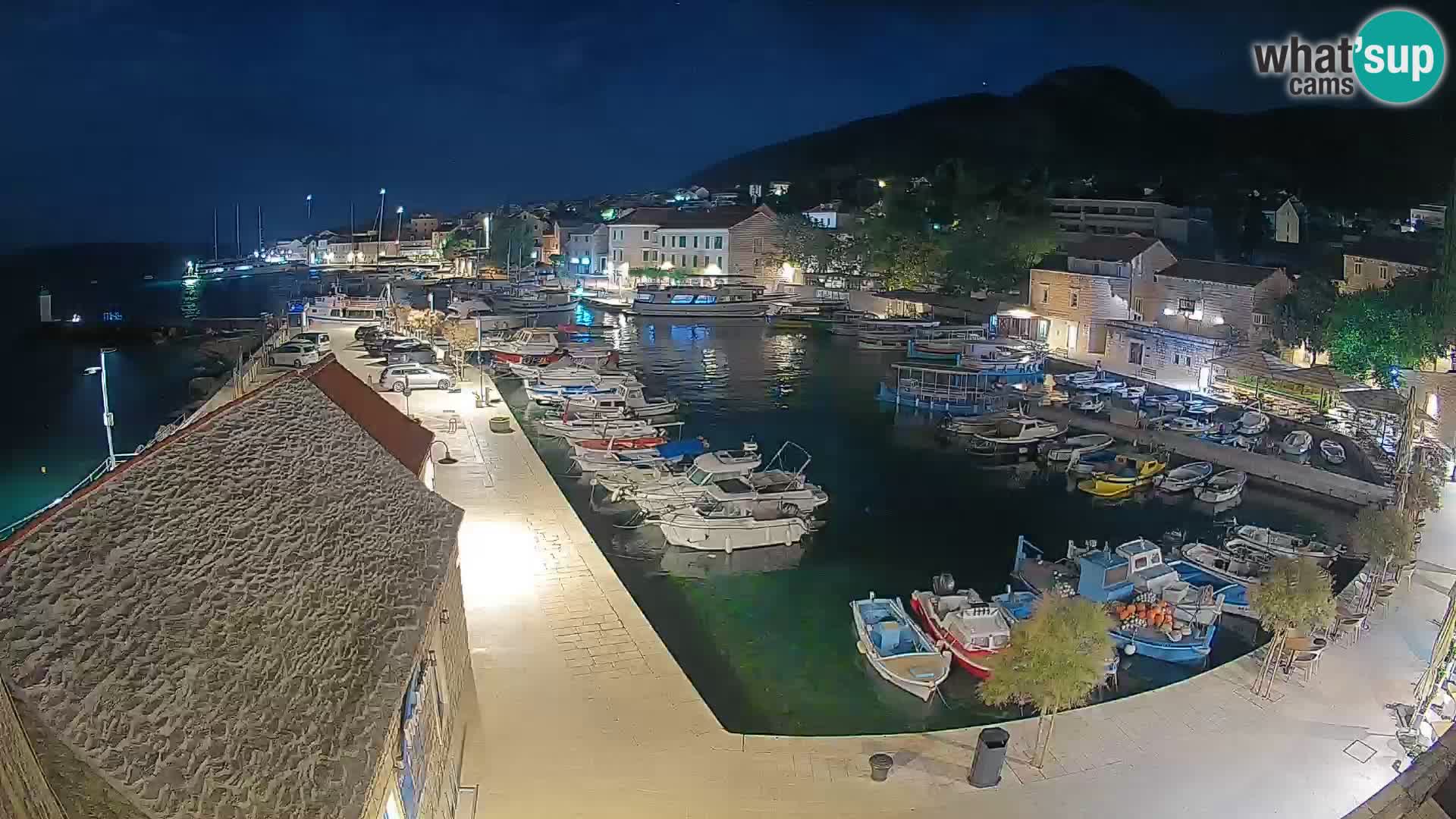 Web kamera Bol Riva – Pogled uživo na luku i marinu