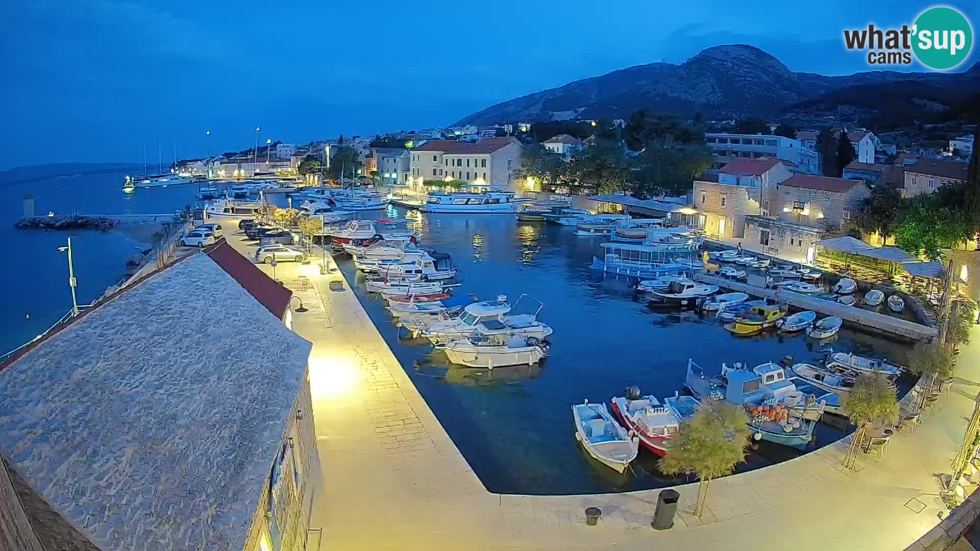 Spletna kamera Bol pristanišče – Pogled v živo na Rivo in marino