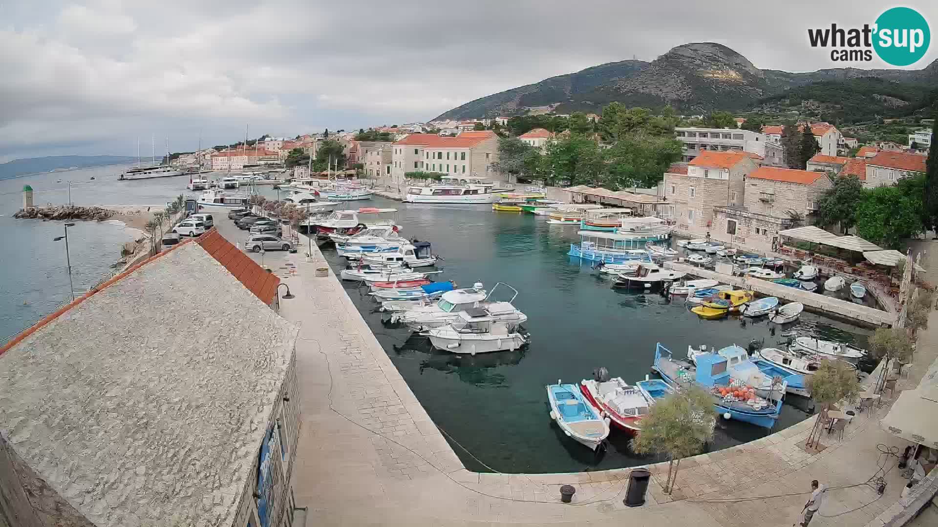 Spletna kamera Bol pristanišče – Pogled v živo na Rivo in marino