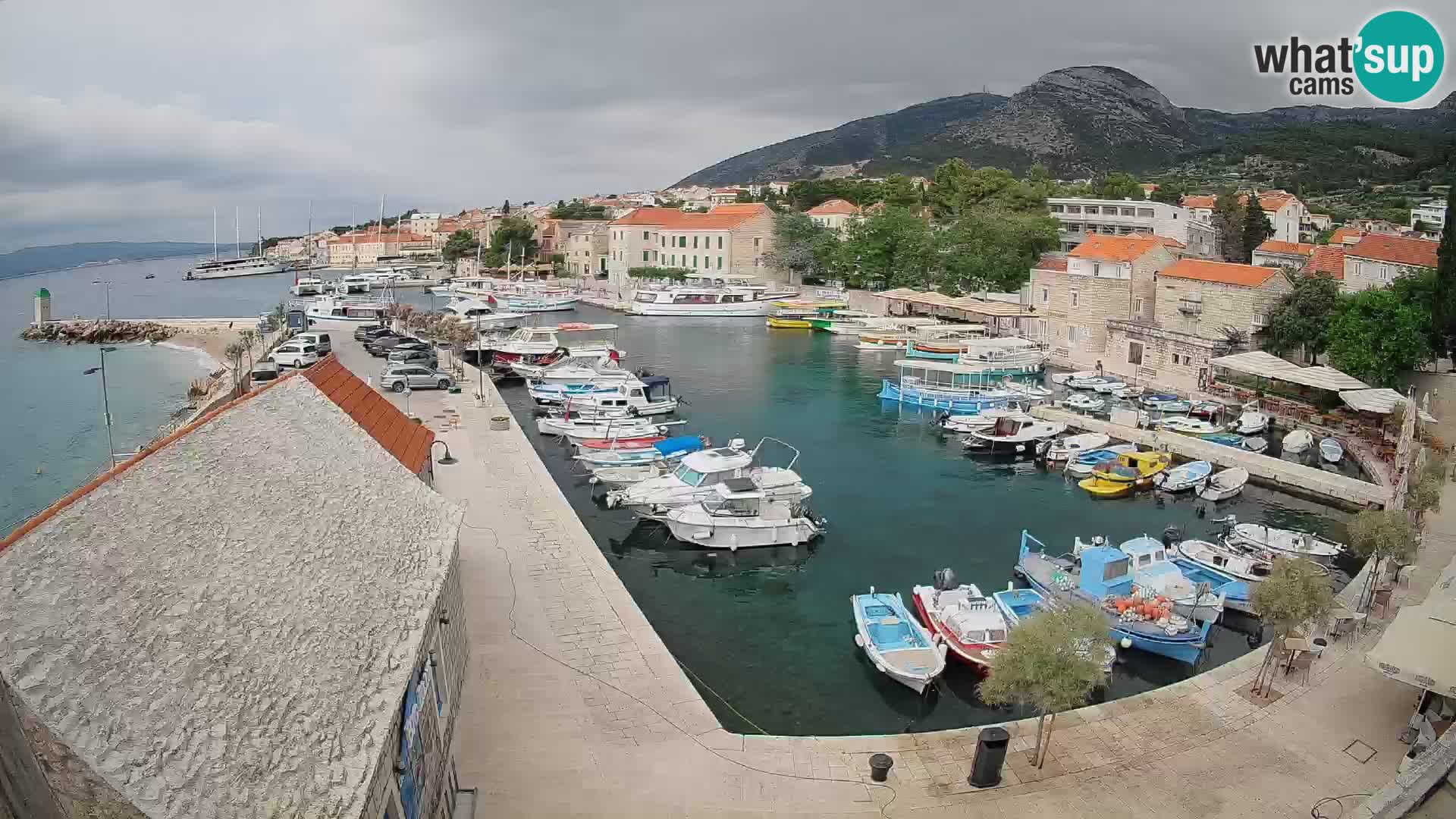 Spletna kamera Bol pristanišče – Pogled v živo na Rivo in marino