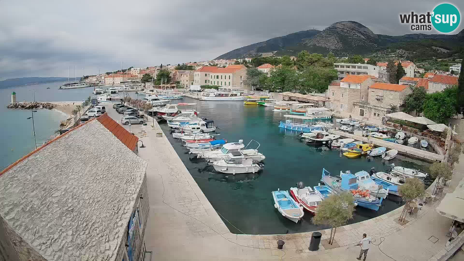 Spletna kamera Bol pristanišče – Pogled v živo na Rivo in marino