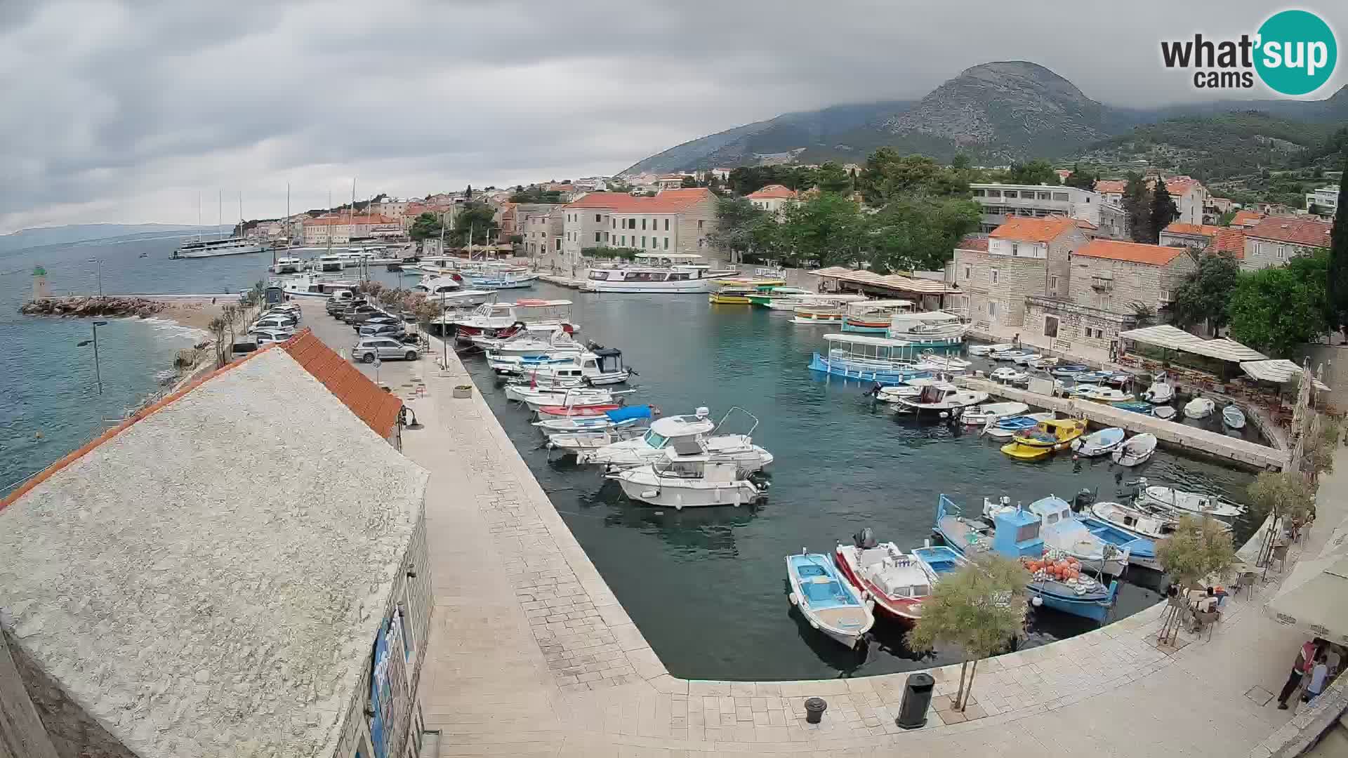 Spletna kamera Bol pristanišče – Pogled v živo na Rivo in marino