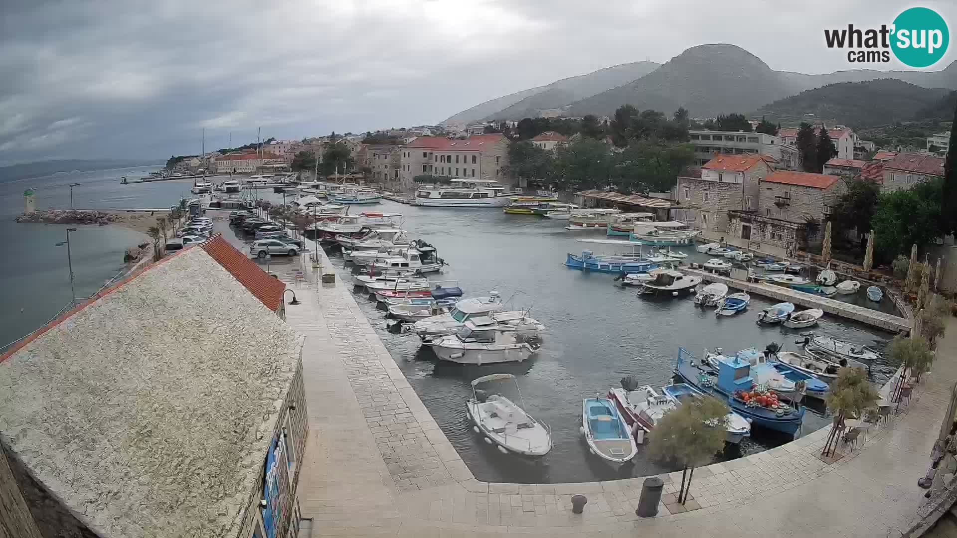 Spletna kamera Bol pristanišče – Pogled v živo na Rivo in marino
