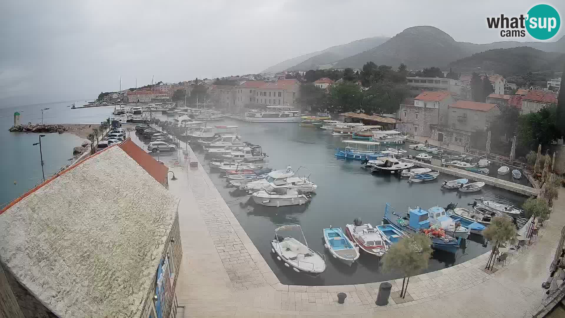 Spletna kamera Bol pristanišče – Pogled v živo na Rivo in marino