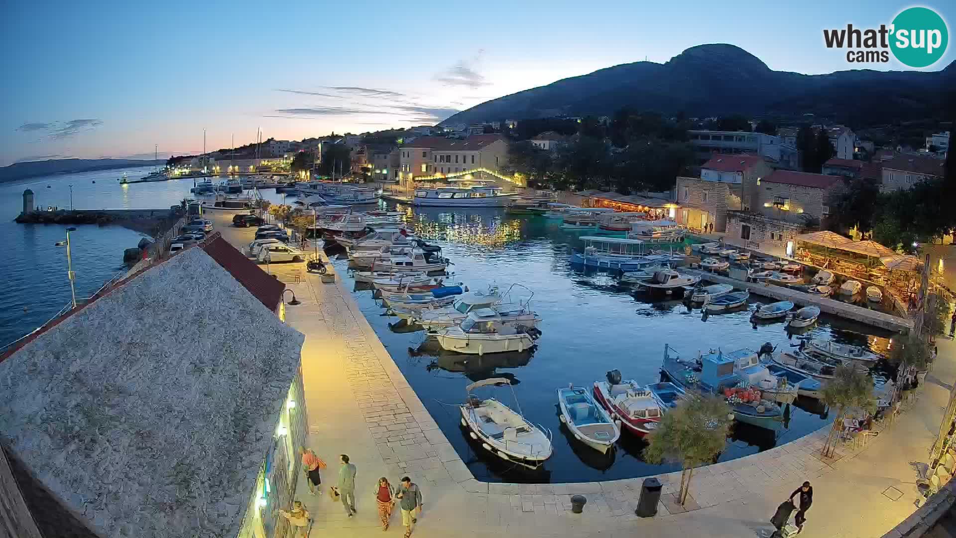 Web kamera Bol Riva – Pogled uživo na luku i marinu