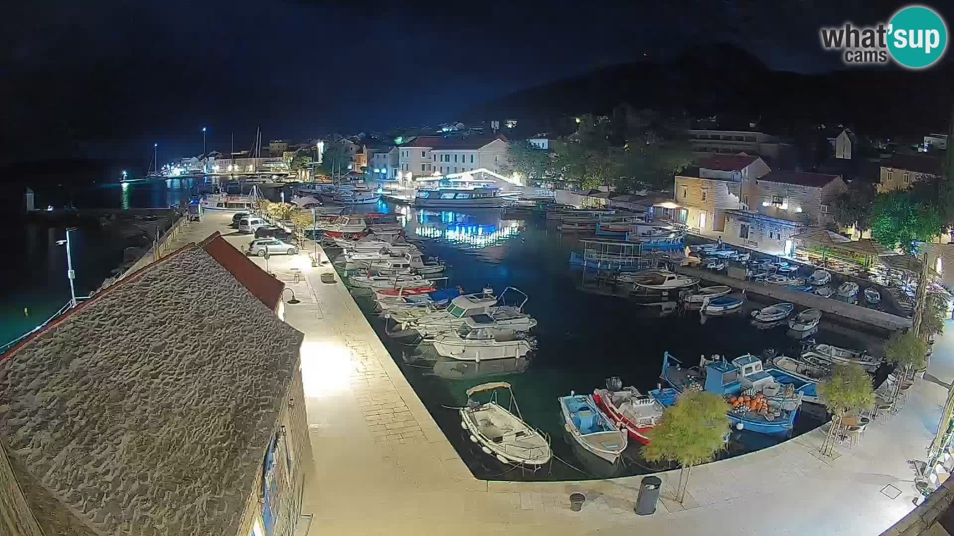Web kamera Bol Riva – Pogled uživo na luku i marinu