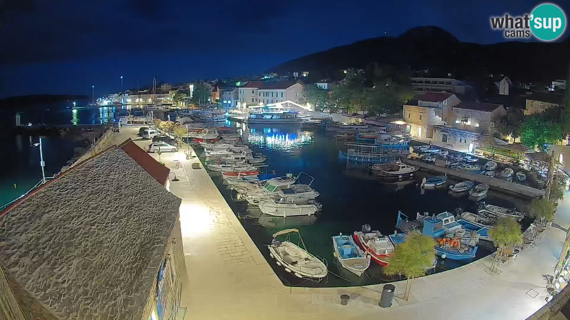 Web kamera Bol Riva – Pogled uživo na luku i marinu