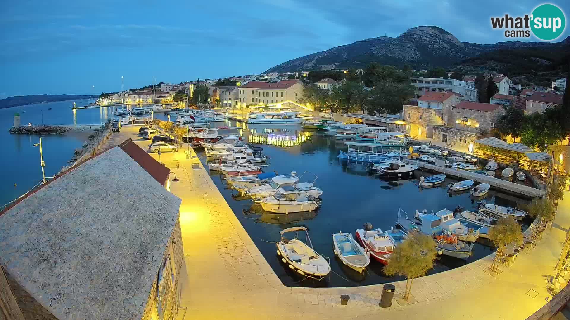 Spletna kamera Bol pristanišče – Pogled v živo na Rivo in marino