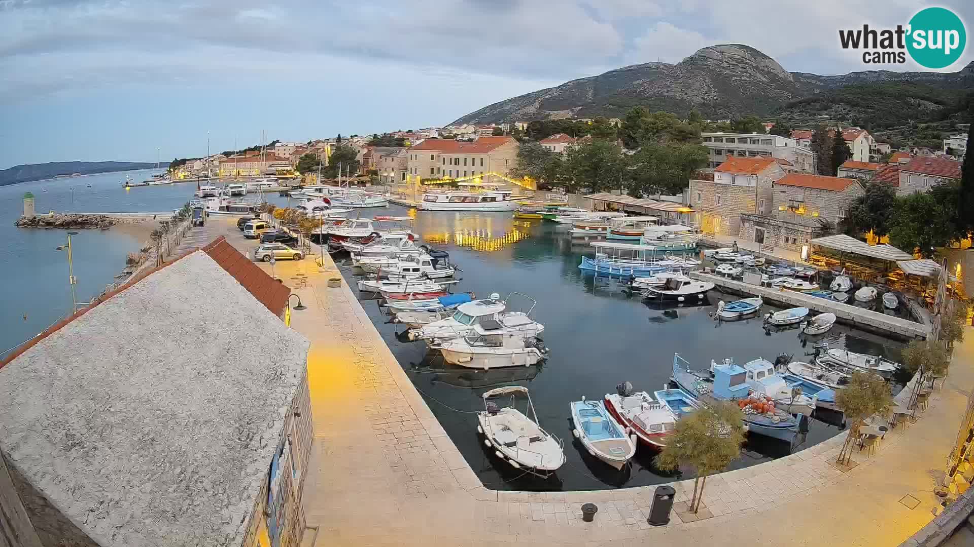 Spletna kamera Bol pristanišče – Pogled v živo na Rivo in marino