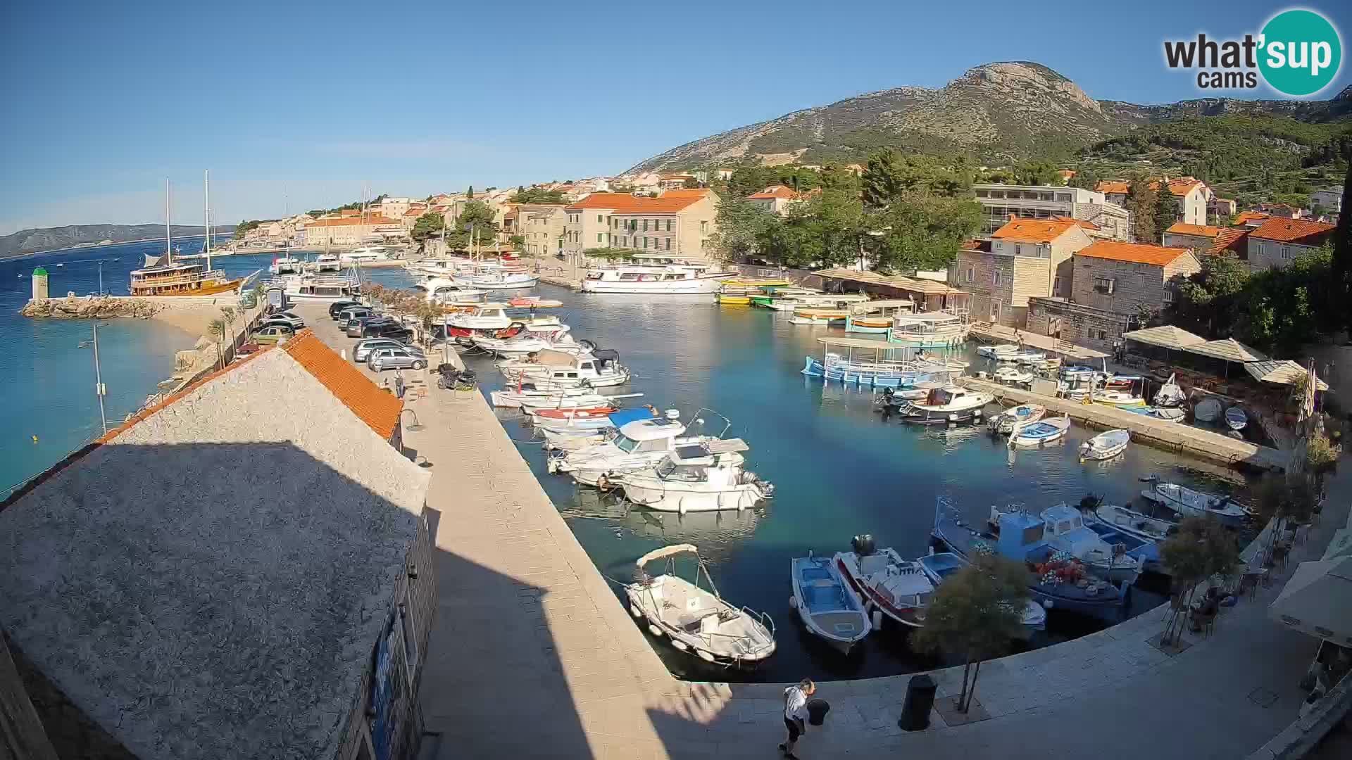 Spletna kamera Bol pristanišče – Pogled v živo na Rivo in marino