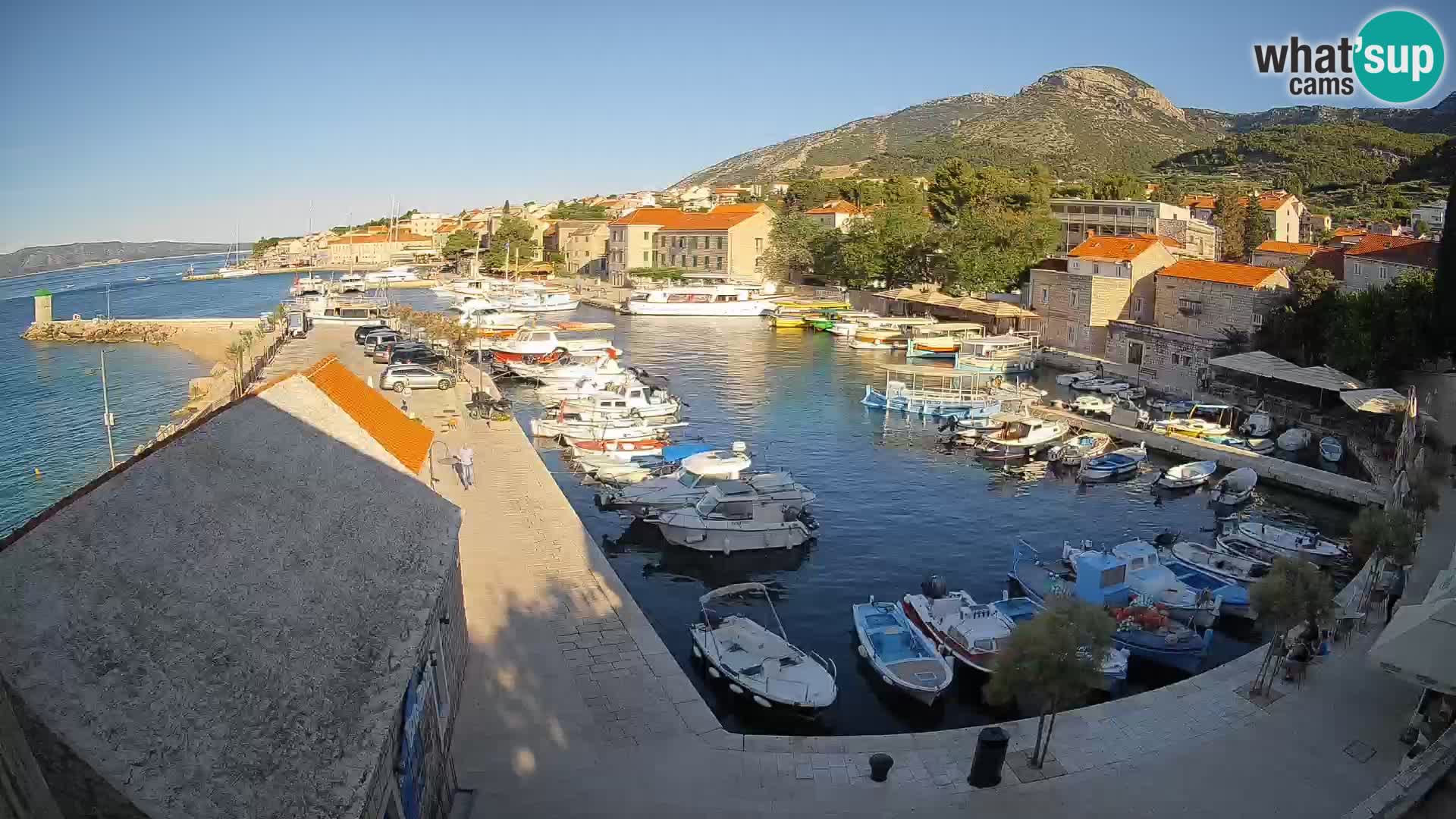 Spletna kamera Bol pristanišče – Pogled v živo na Rivo in marino