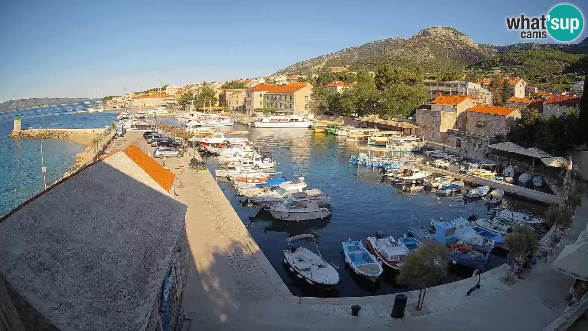 Web kamera Bol Riva – Pogled uživo na luku i marinu
