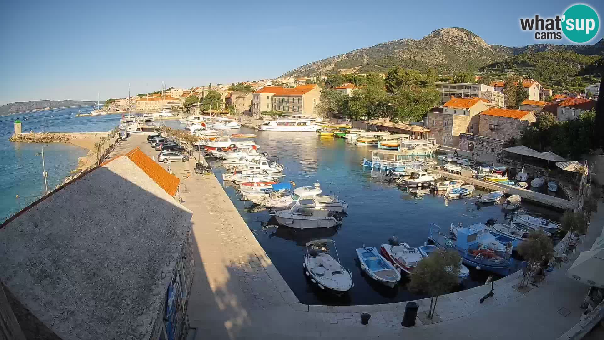 Web kamera Bol Riva – Pogled uživo na luku i marinu