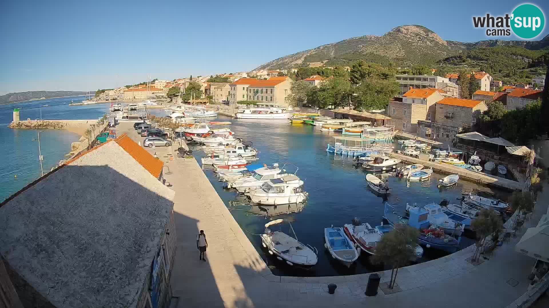 Spletna kamera Bol pristanišče – Pogled v živo na Rivo in marino